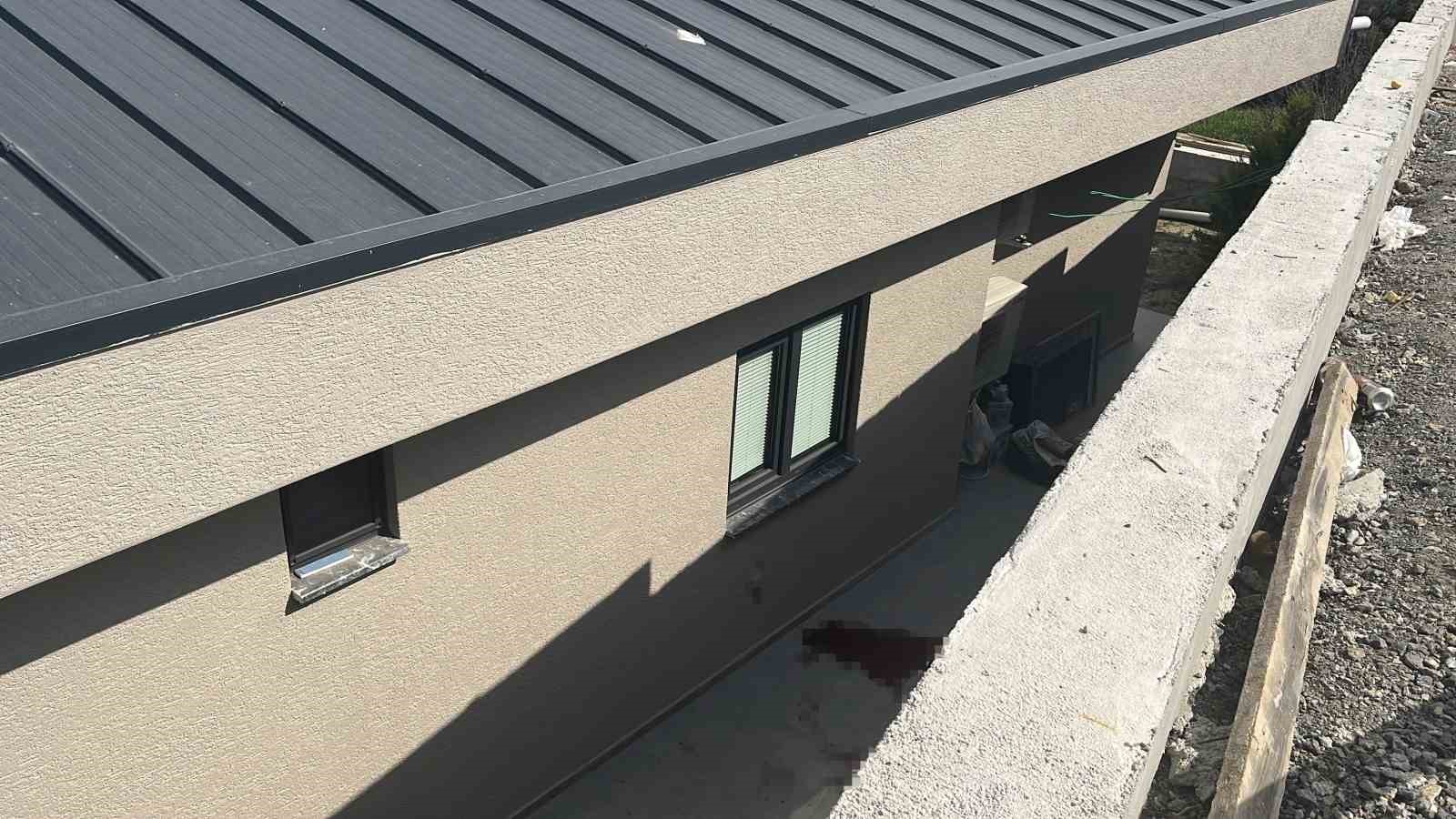 Sohbet ederken 4 metre yükseklikten beton zemine düştü
