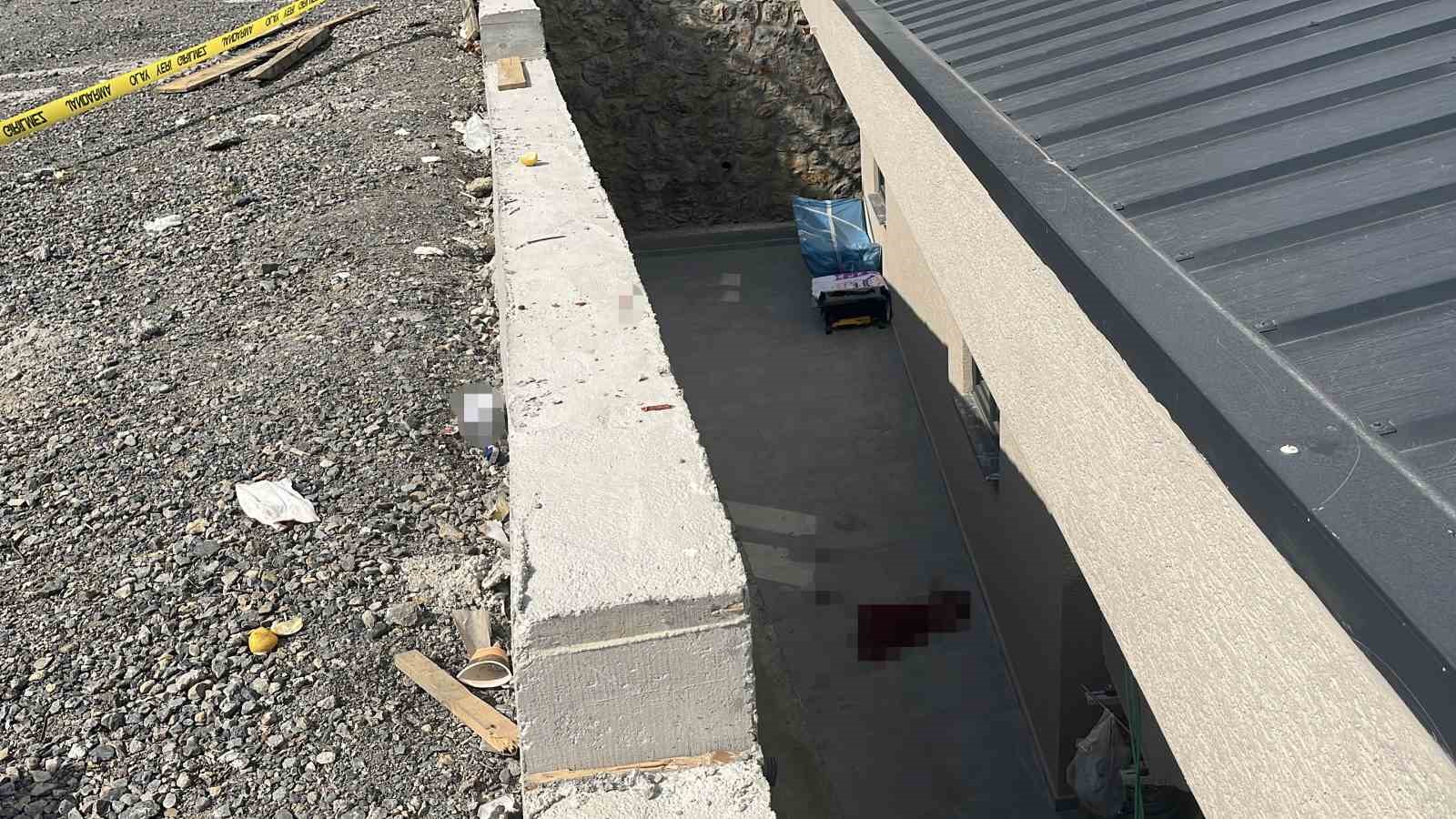 Sohbet ederken 4 metre yükseklikten beton zemine düştü
