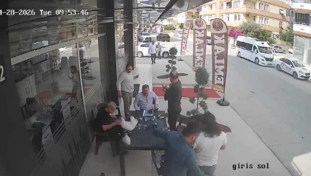 Sohbet masasına düşen davetsiz misafir kısa süreli paniğe neden oldu
