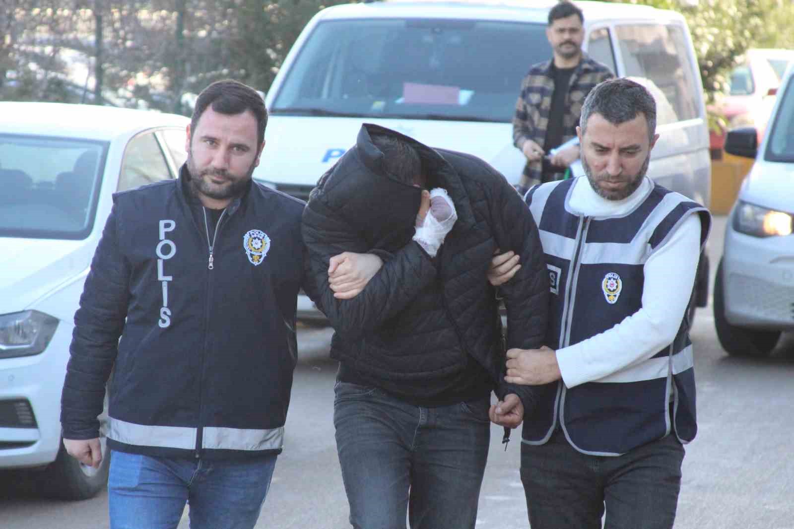 Sokak ortasında kavga eden eski çift adli kontrolle serbest kaldı
