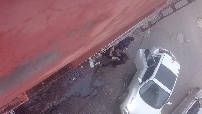 Sokak ortasında kavga eden eski çift adli kontrolle serbest kaldı
