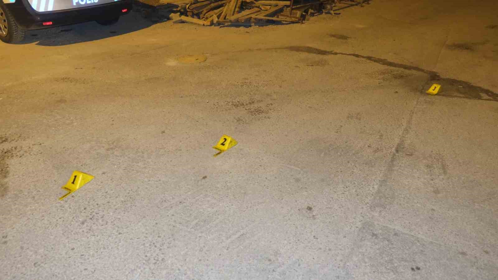 Sokak ortasında tüfekle rastgele ateş açıldı: Saçmalar bir araçla apartmanın kapısına isabet etti
