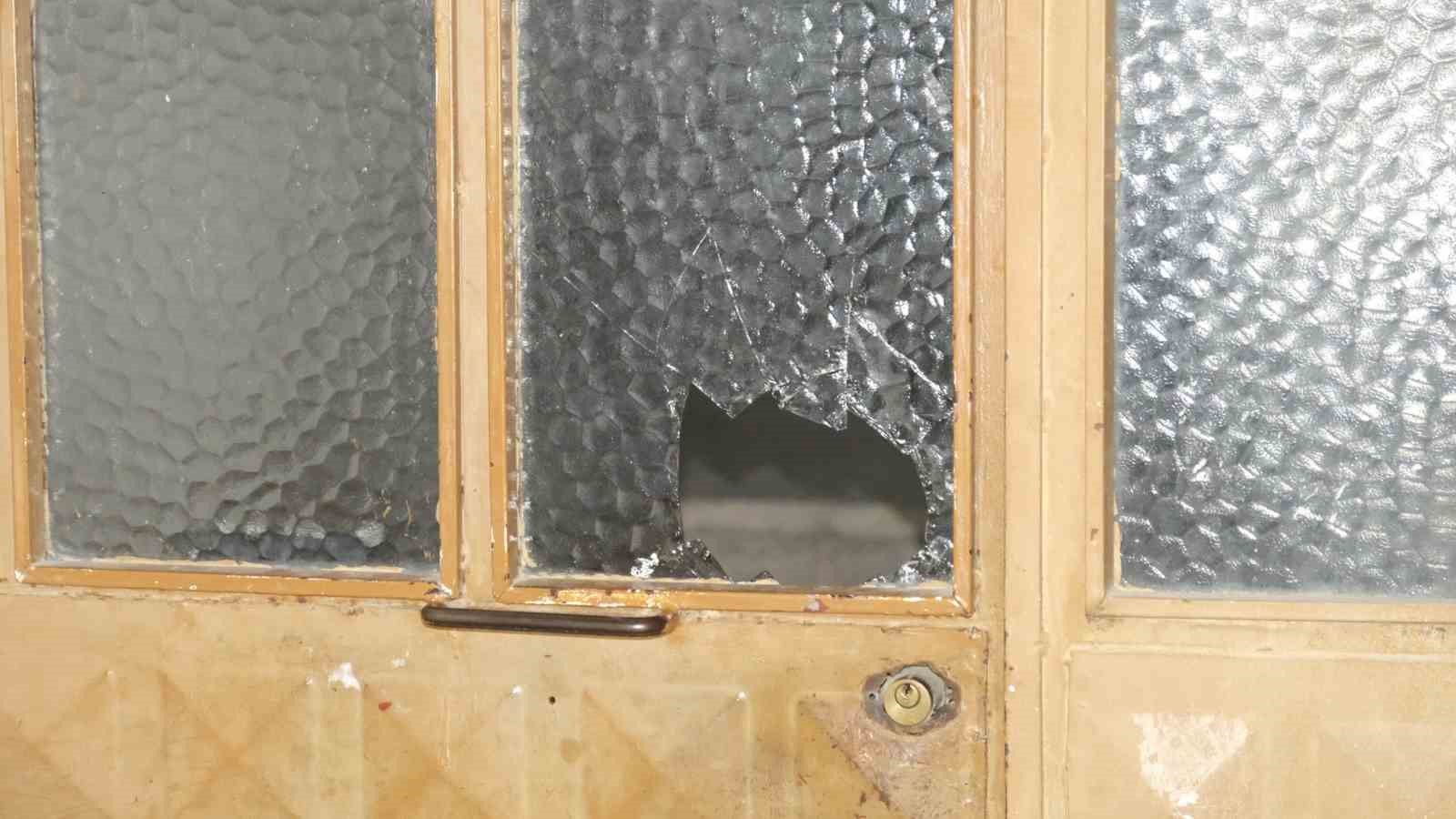 Sokak ortasında tüfekle rastgele ateş açıldı: Saçmalar bir araçla apartmanın kapısına isabet etti
