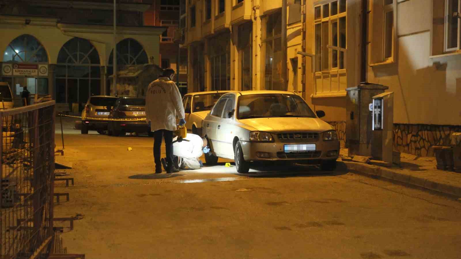 Sokak ortasında tüfekle rastgele ateş açıldı: Saçmalar bir araçla apartmanın kapısına isabet etti
