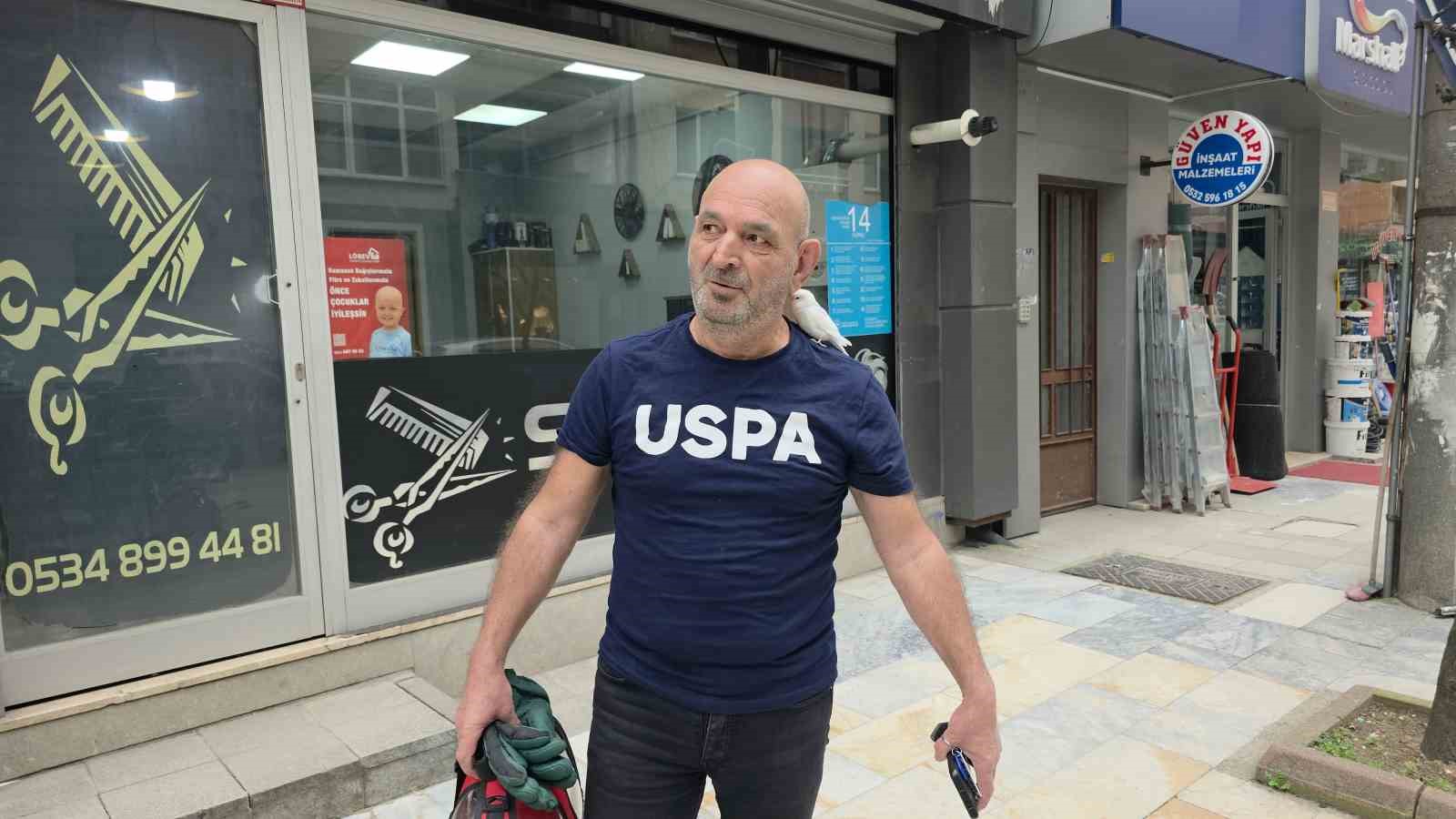 Sokaklarda omzundaki kuşuyla geziyor
