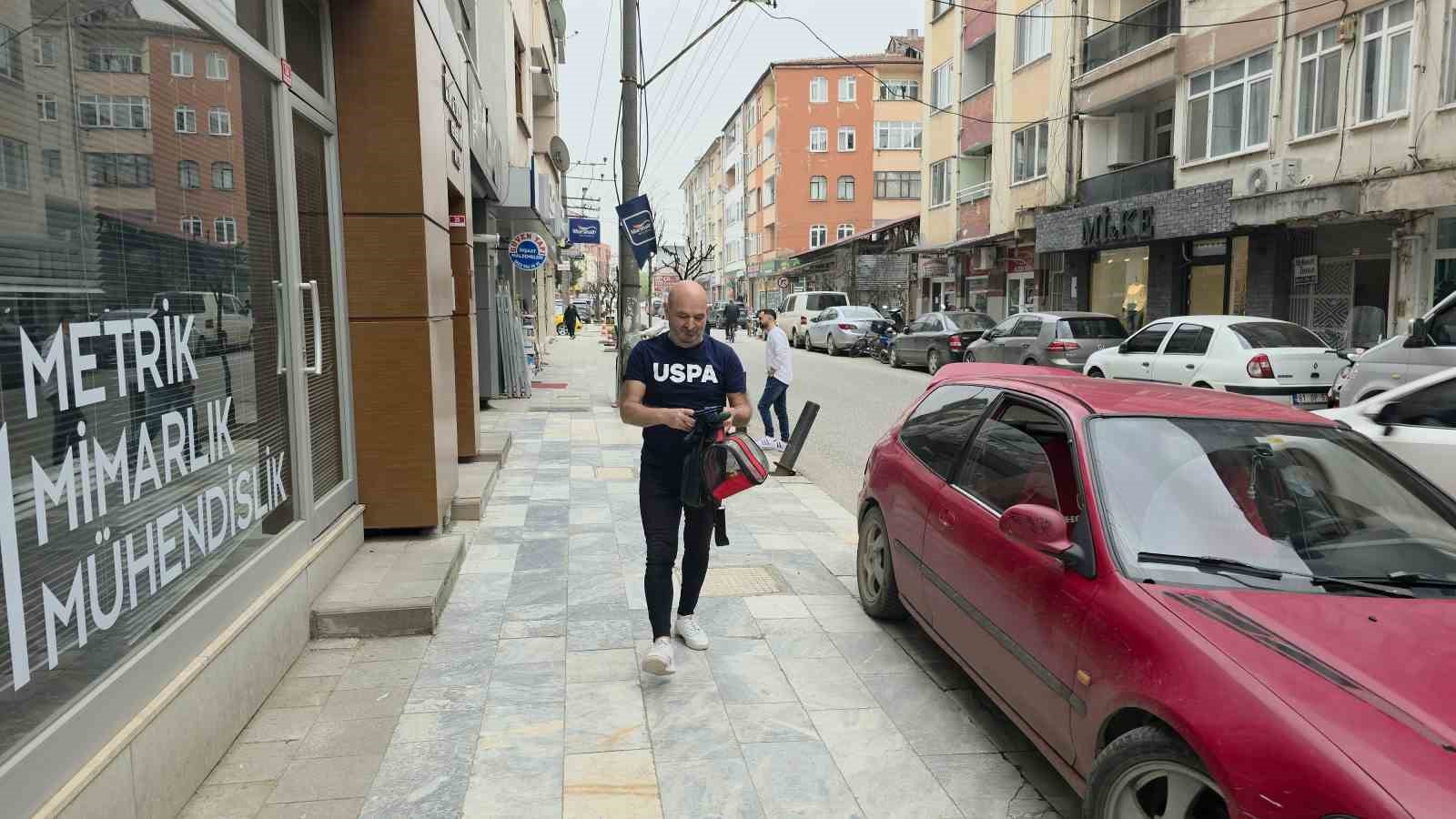 Sokaklarda omzundaki kuşuyla geziyor
