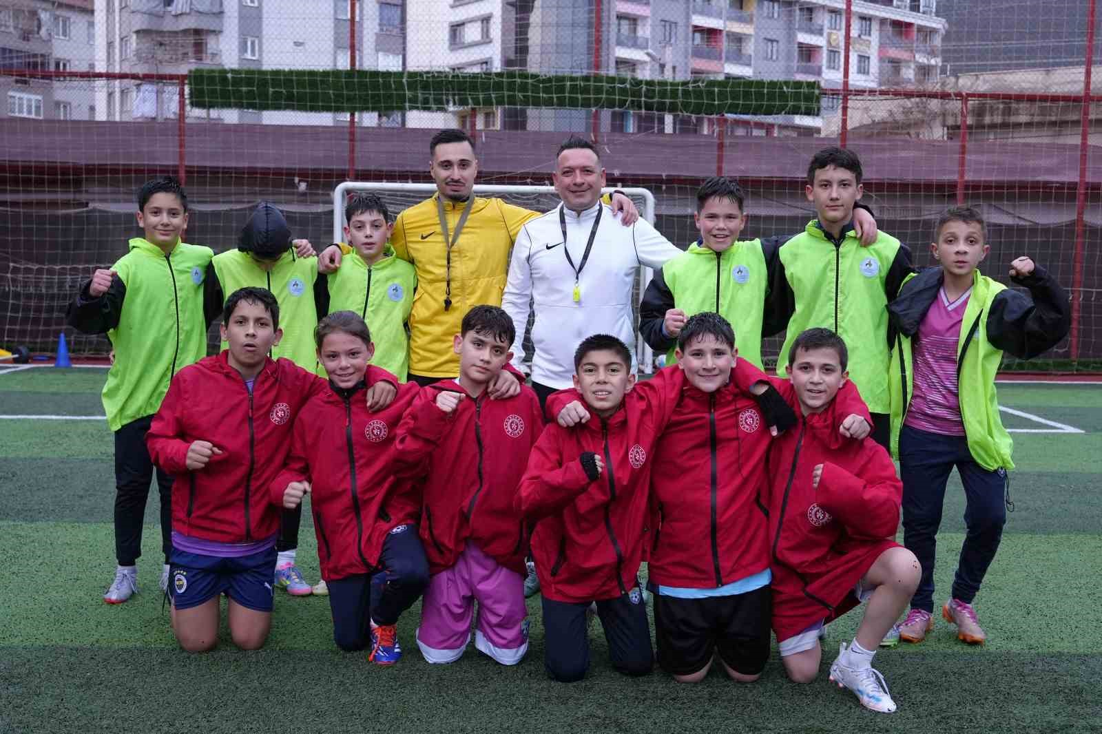 Sokaklardan sahalara uzanan başarı hikayesi: Memurluğu bırakıp hayalindeki kulübü kurdu
