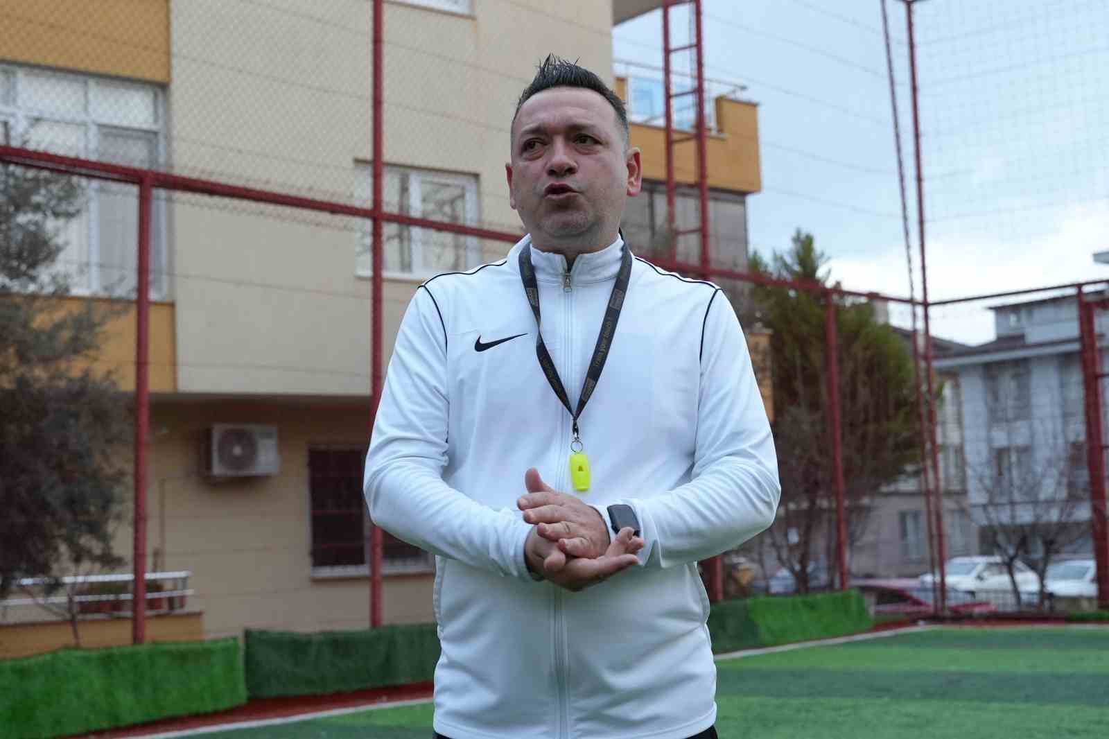 Sokaklardan sahalara uzanan başarı hikayesi: Memurluğu bırakıp hayalindeki kulübü kurdu
