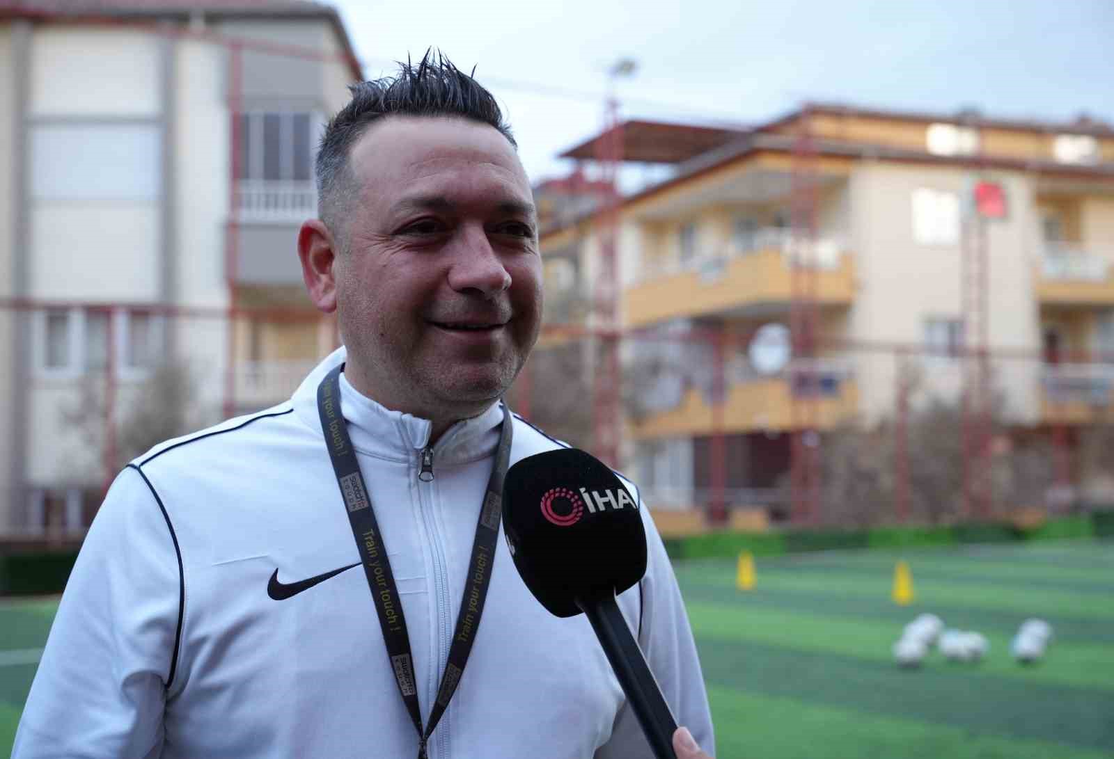 Sokaklardan sahalara uzanan başarı hikayesi: Memurluğu bırakıp hayalindeki kulübü kurdu
