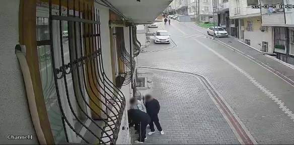 Sokakta buldukları çantadan 2 bin TL aldırlar, kendilerini sosyal medyada görünce iade ettiler
