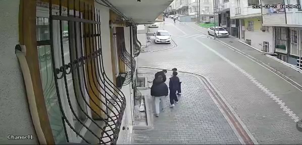 Sokakta buldukları çantadan 2 bin TL aldırlar, kendilerini sosyal medyada görünce iade ettiler
