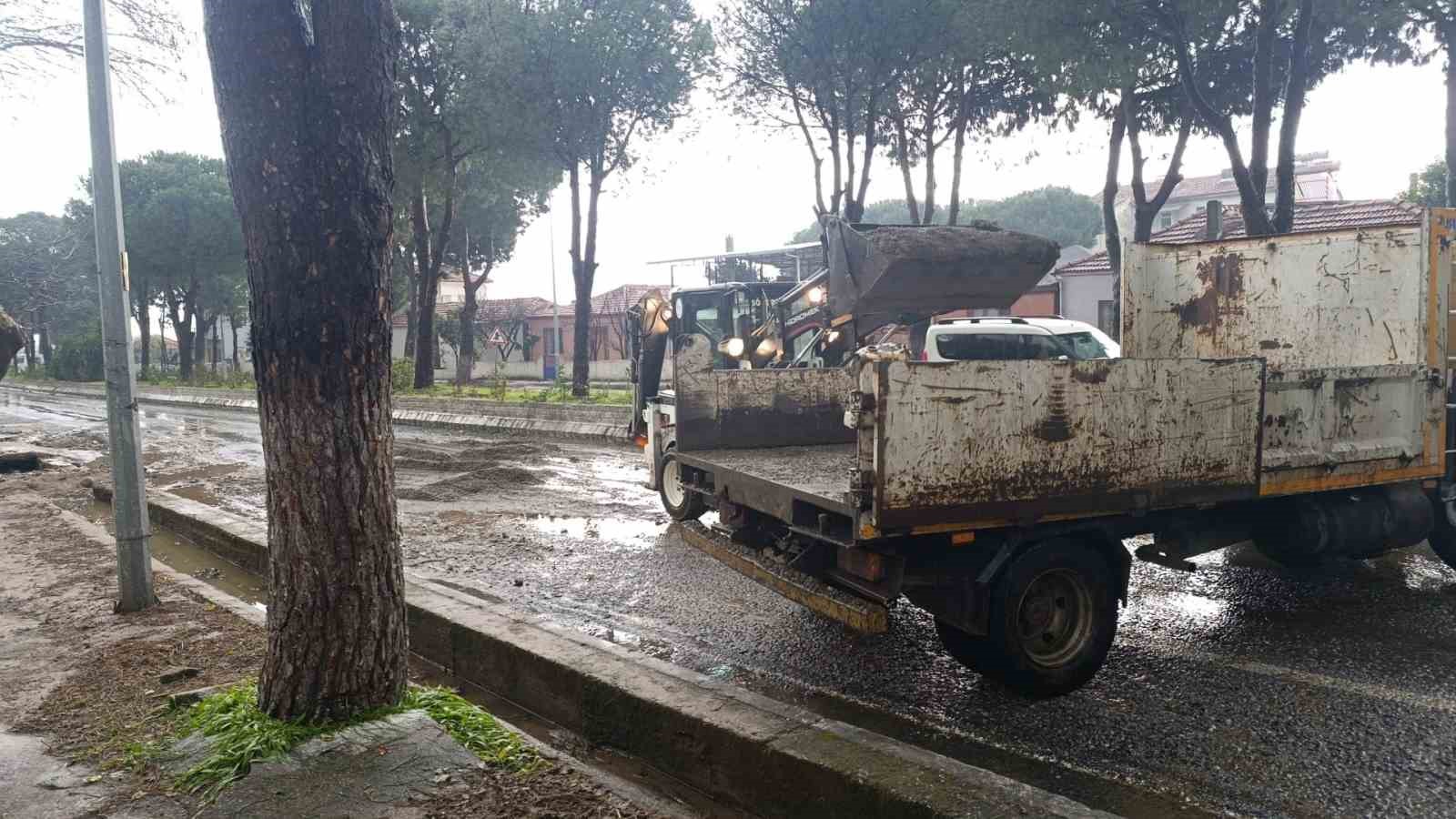 Söke Belediyesi ekipleri sağanak yağış için sahada seferber oldu
