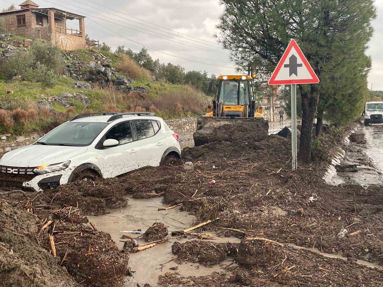 Söke Belediyesi ekipleri sağanak yağış için sahada seferber oldu

