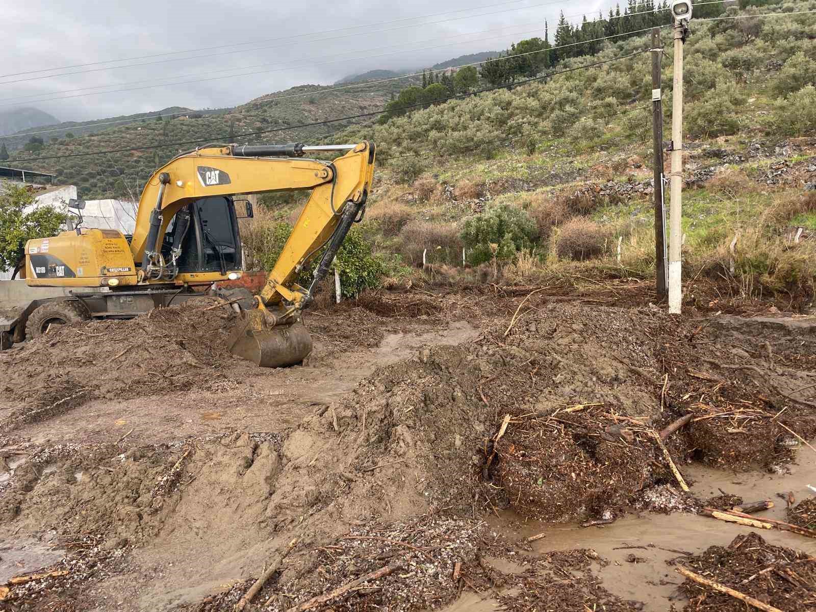 Söke Belediyesi ekipleri sağanak yağış için sahada seferber oldu
