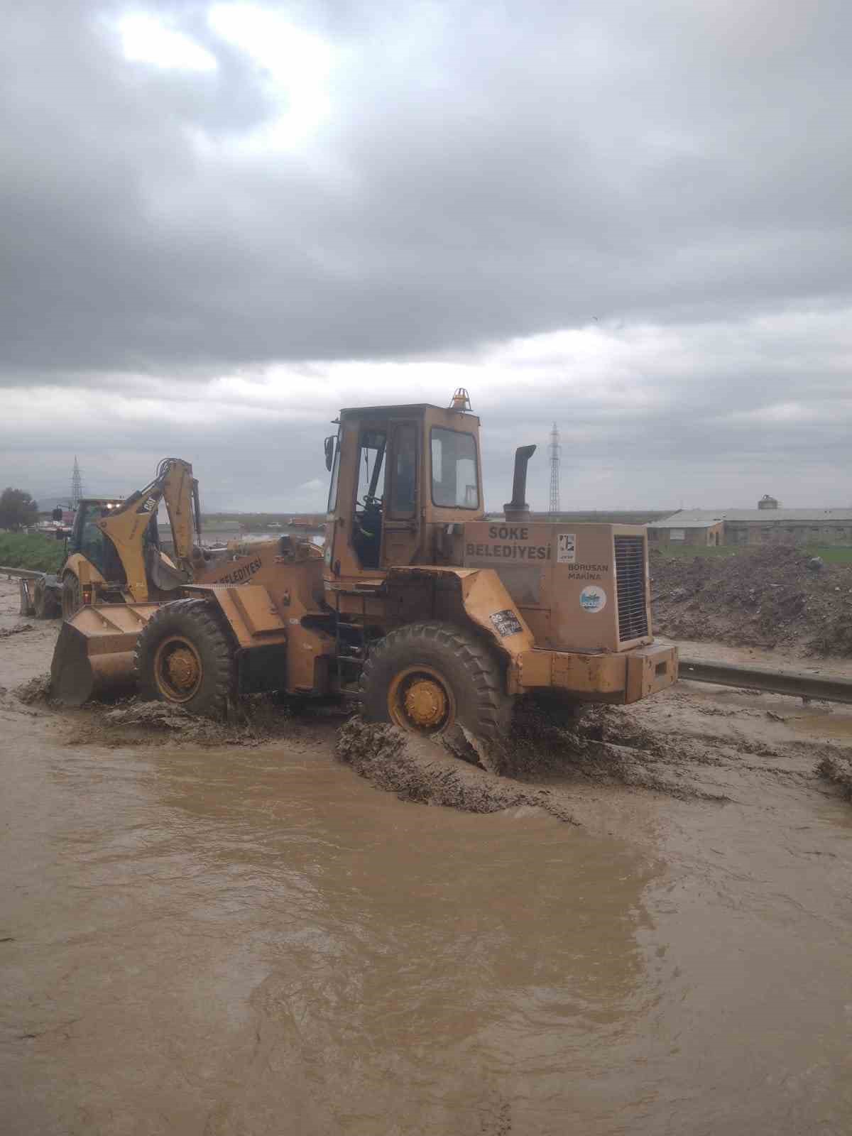 Söke Belediyesi ekipleri sağanak yağış için sahada seferber oldu

