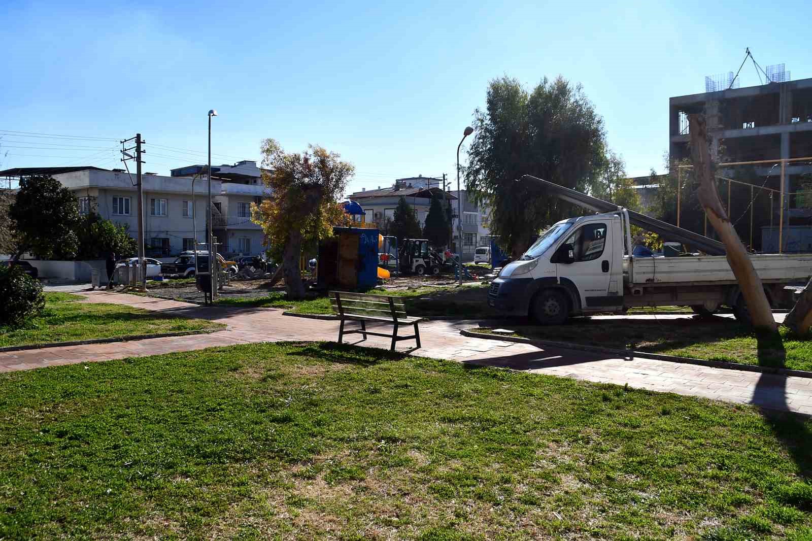 Söke Belediyesi parkları yenilemeye devam ediyor
