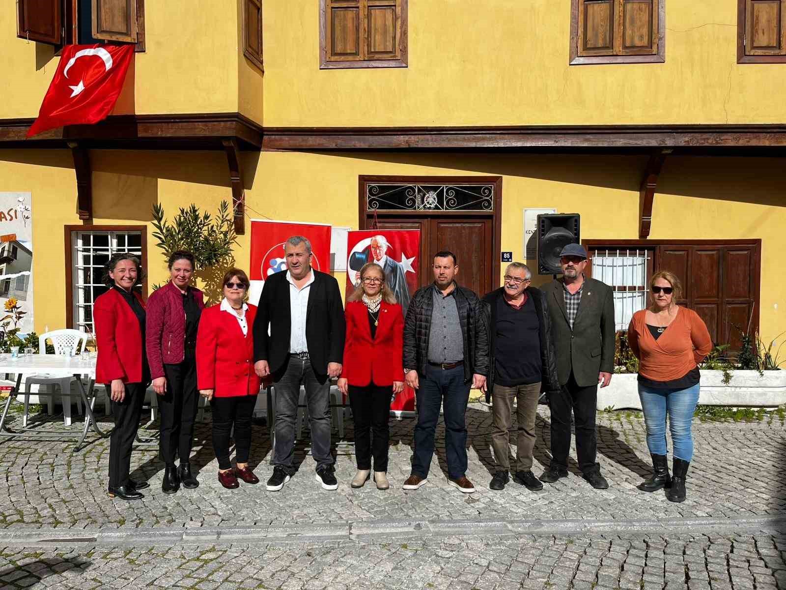 Söke Kent Konseyi Kadın Meclisi’nden ‘Sevgi Aşı’ Etkinliği
Söke Kent Konseyi Kadın Meclisi’nden ‘Sevgi Aşı’ Etkinliği