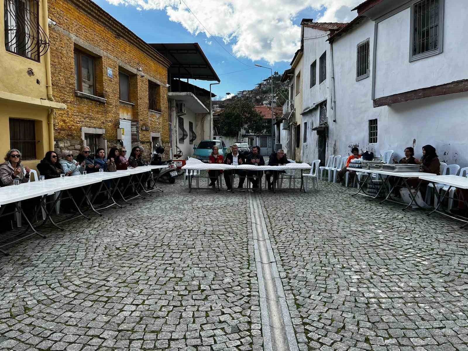 Söke Kent Konseyi Kadın Meclisi’nden ‘Sevgi Aşı’ Etkinliği
Söke Kent Konseyi Kadın Meclisi’nden ‘Sevgi Aşı’ Etkinliği