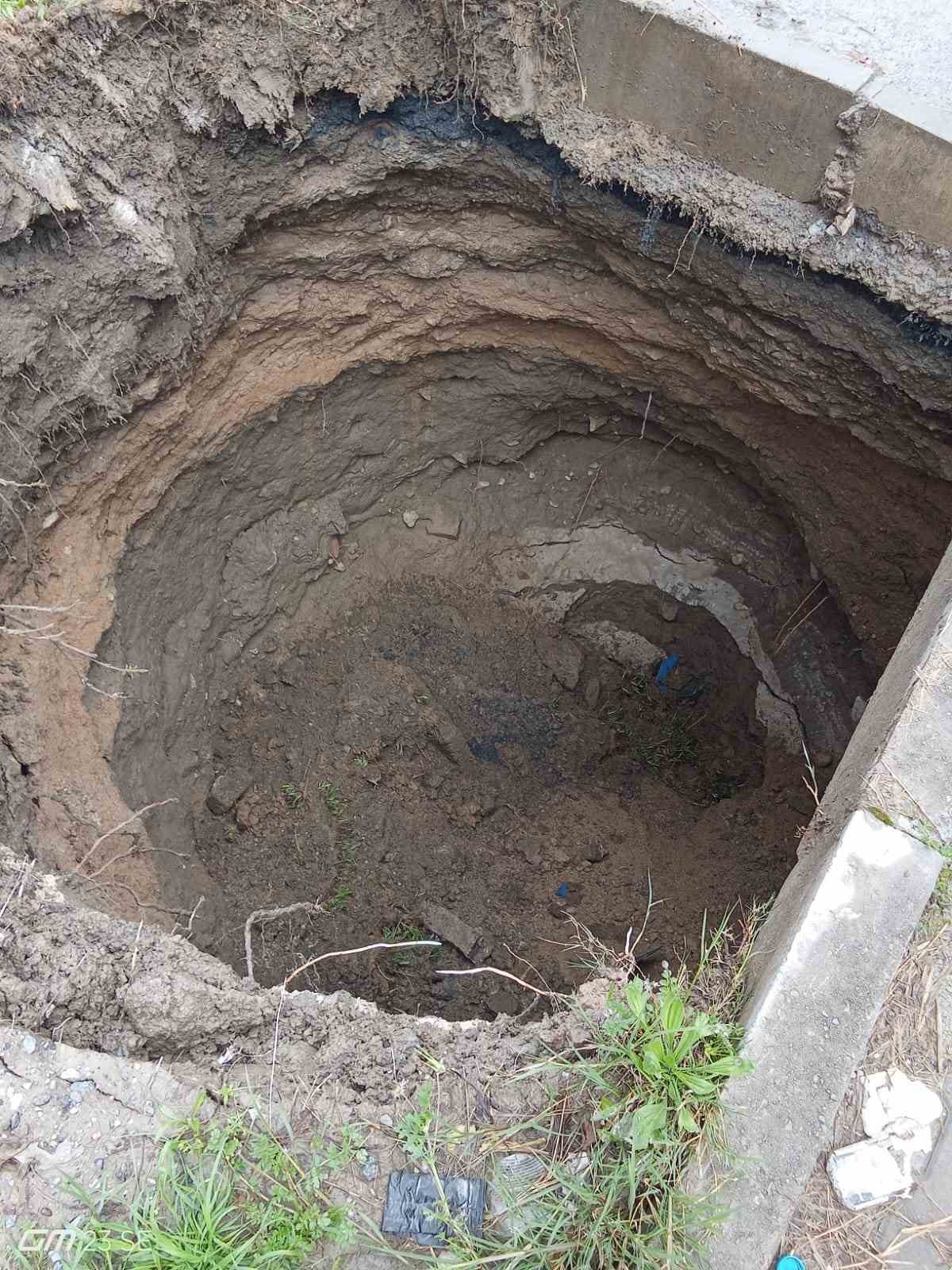 Söke’de Bağarası Kavşağında obruk paniğe paniğe yol açtı

