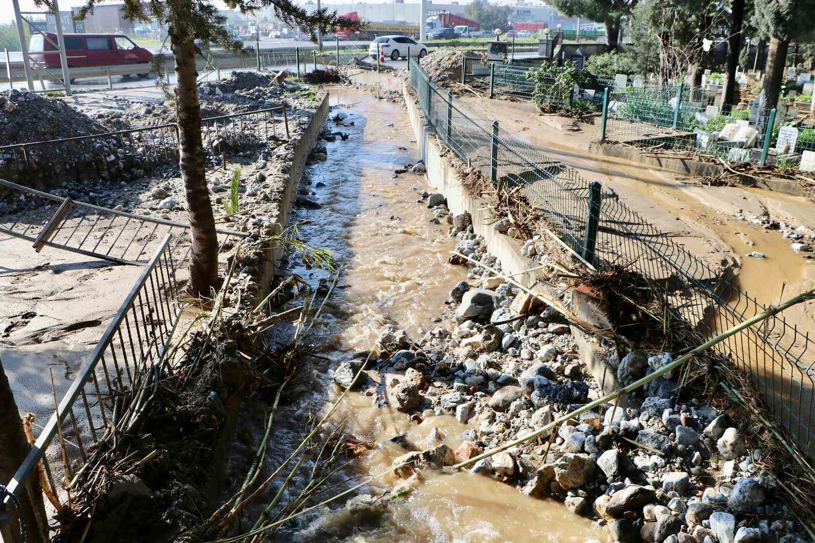 Söke’de Belediye ekipleri dört bir yanda mücadele ediyor
