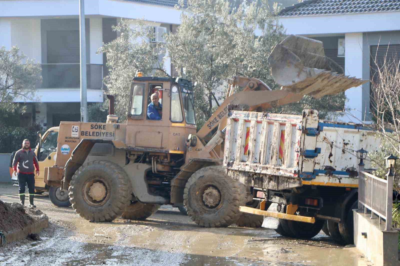 Söke’de Belediye ekipleri dört bir yanda mücadele ediyor
