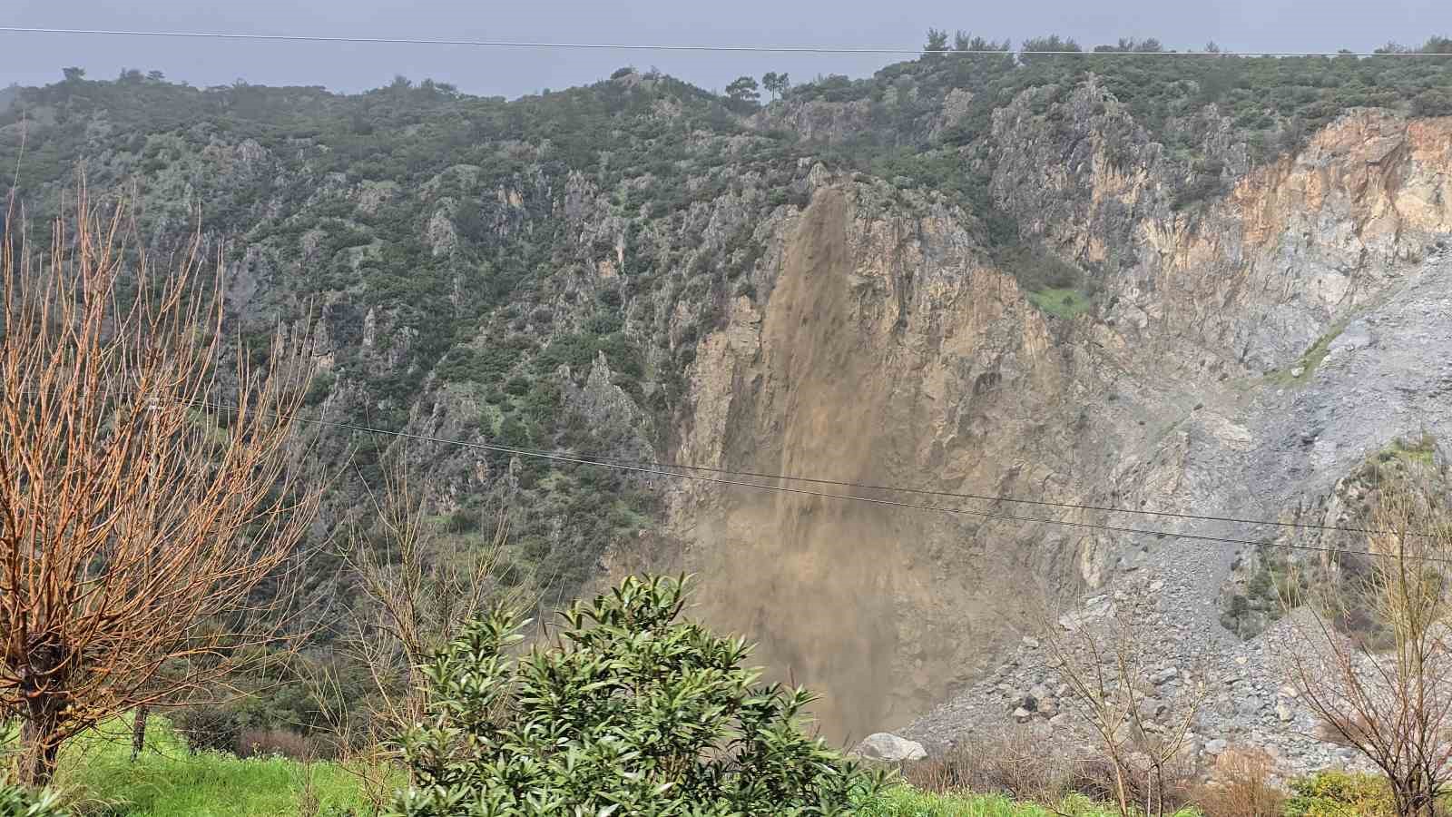 Söke’de dağdan akan sular adeta şelaleye döndü
