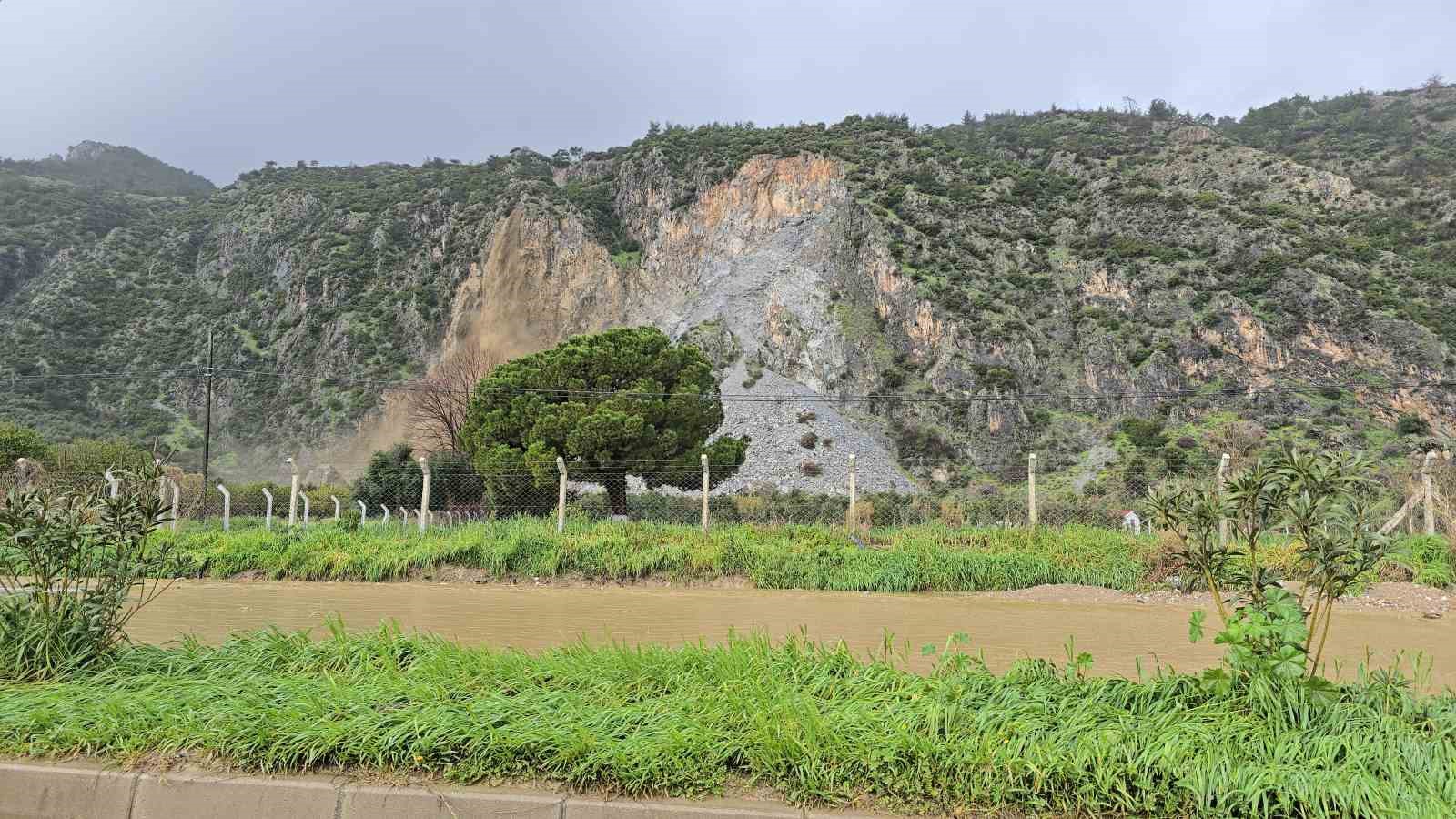 Söke’de dağdan akan sular adeta şelaleye döndü
