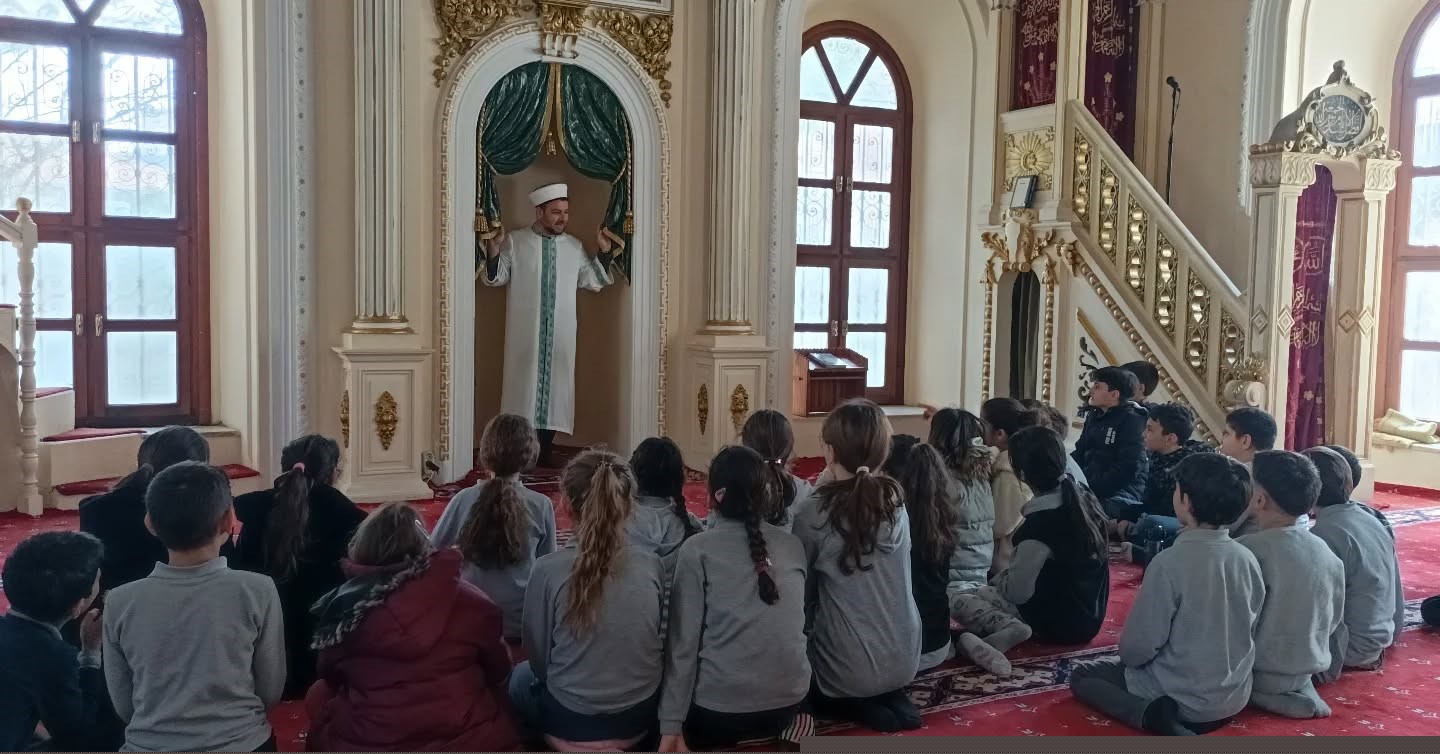 Söke’de öğrenciler camilerin tarihini yerinde öğreniyor
