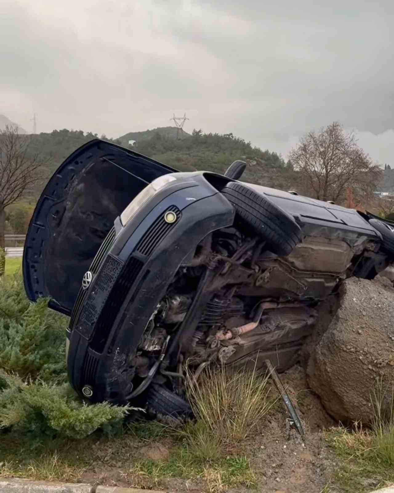 Söke’de otomobil refüje devrildi: 2 yaralı
