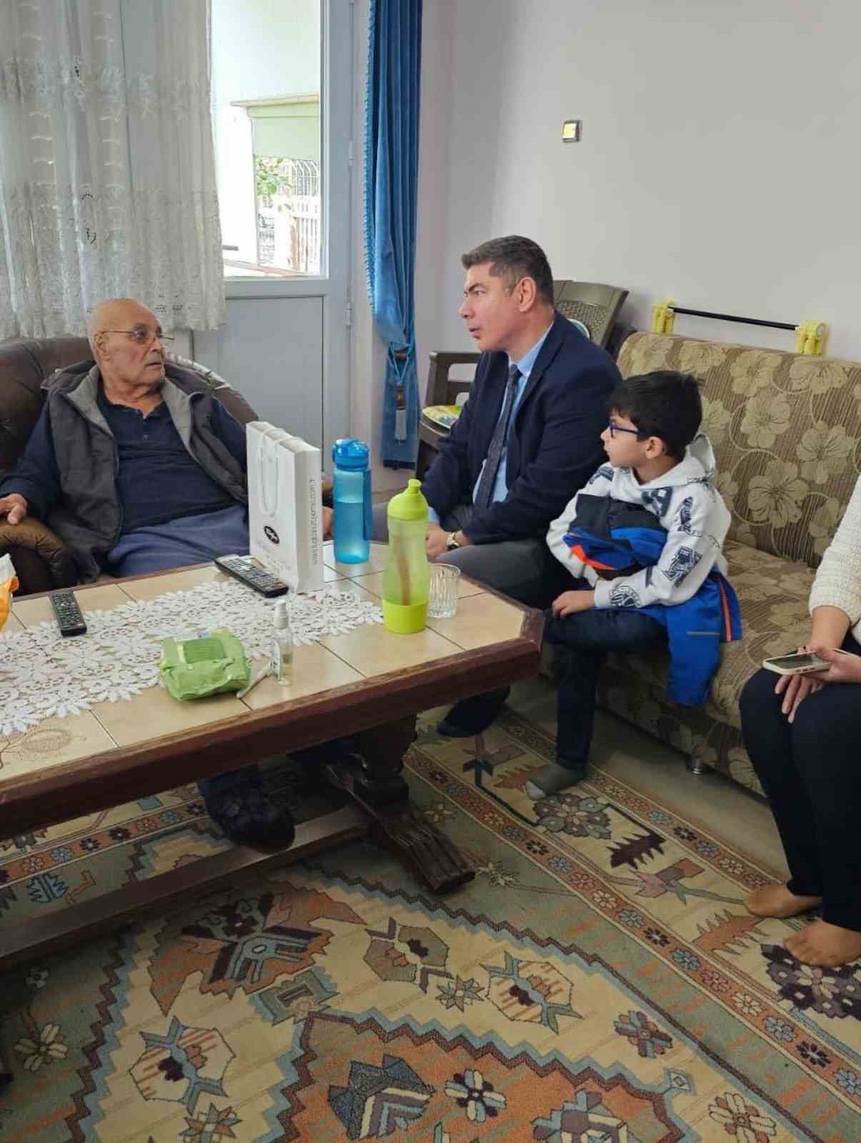 Söke’de yaşlı çınarları ziyaret edip, moral verdiler
