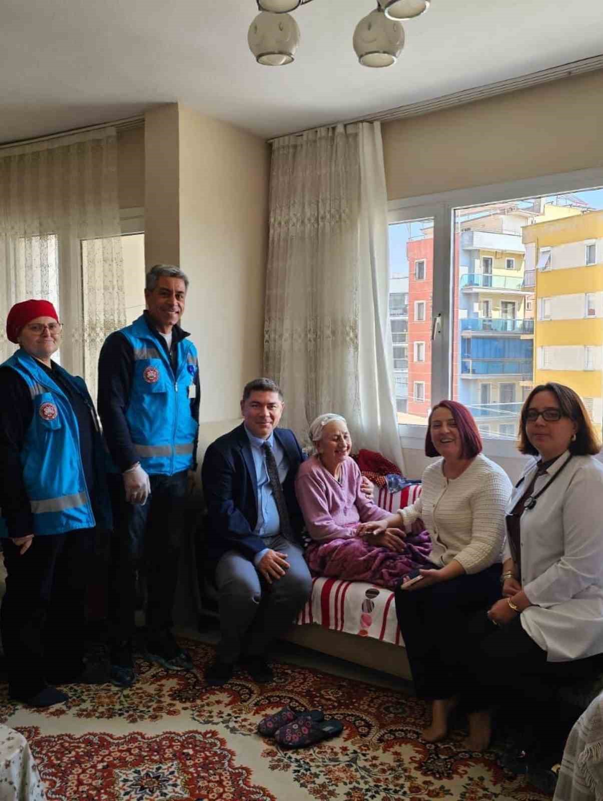 Söke’de yaşlı çınarları ziyaret edip, moral verdiler
