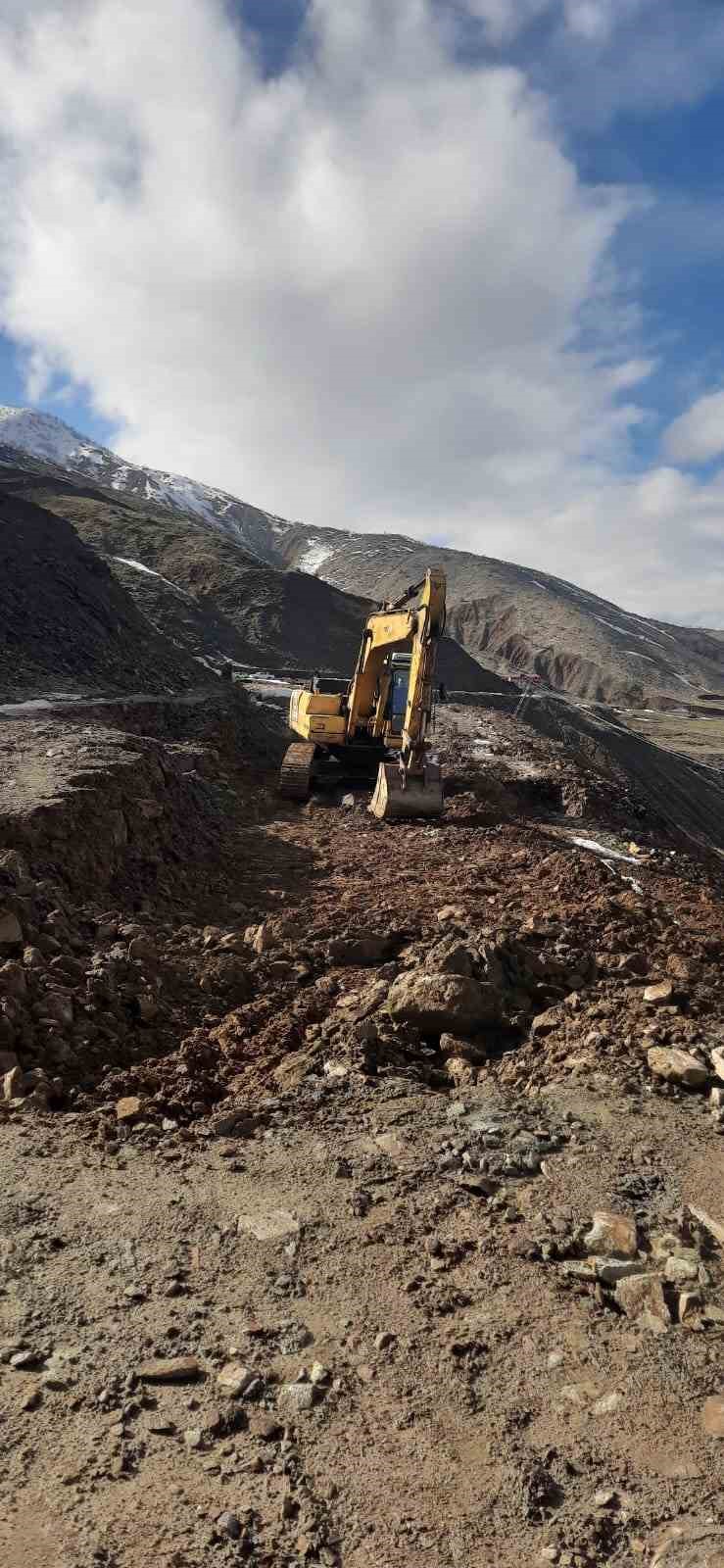 Solhan’da heyelan ve yol çökmesine karşı yoğun mesai
