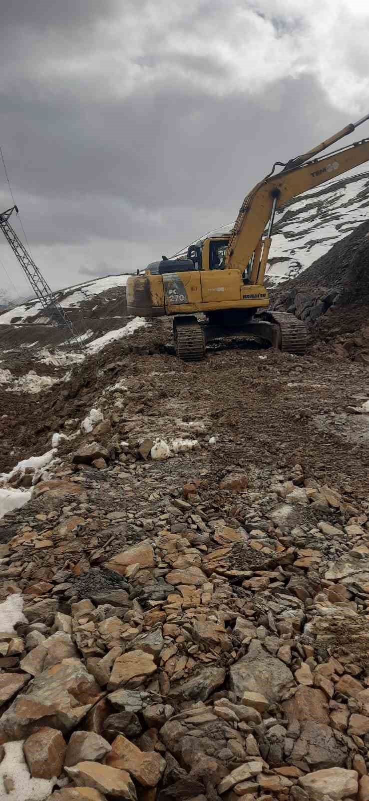 Solhan’da heyelan ve yol çökmesine karşı yoğun mesai
