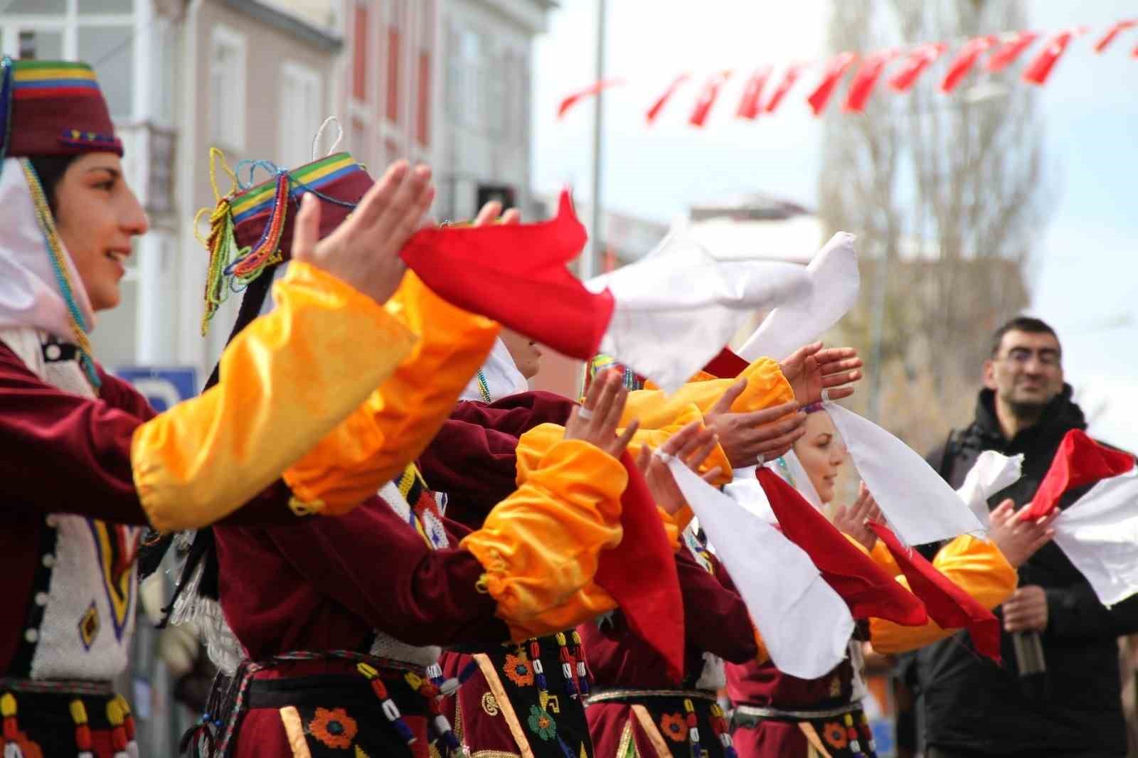 Solo Türk’ten Ardahan’ın kurtuluş gününde nefes kesen gösteri
Solo Türk’ten Ardahan’ın kurtuluş gününde nefes kesen gösteri