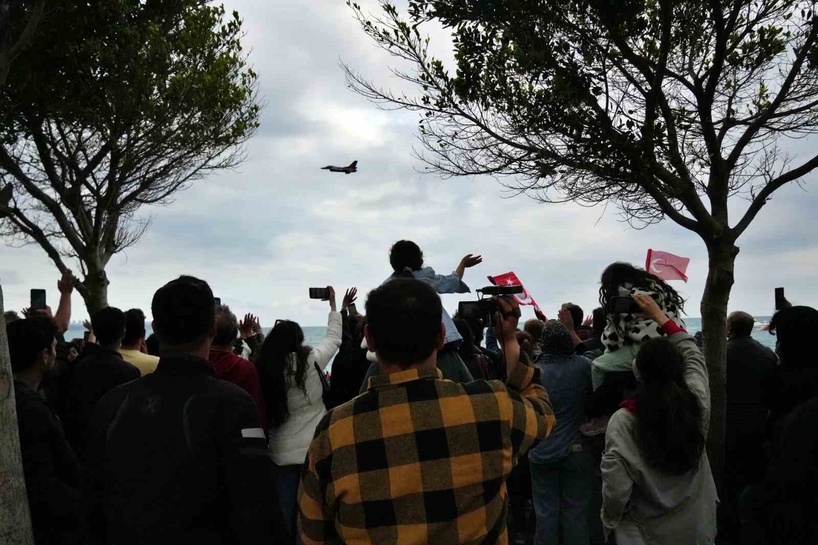 SOLOTÜRK Antalya’da nefes kesti: 23 Nisan kutlamalarında gökyüzü bayraklarla buluştu
