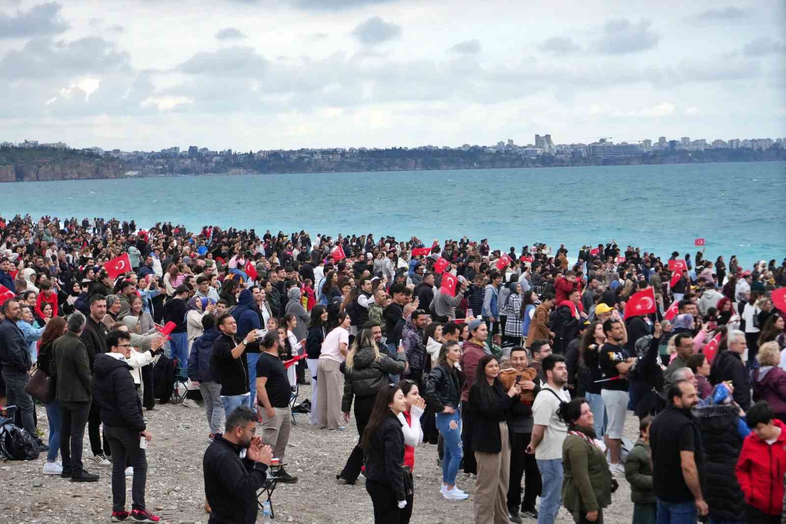 SOLOTÜRK Antalya’da nefes kesti: 23 Nisan kutlamalarında gökyüzü bayraklarla buluştu
