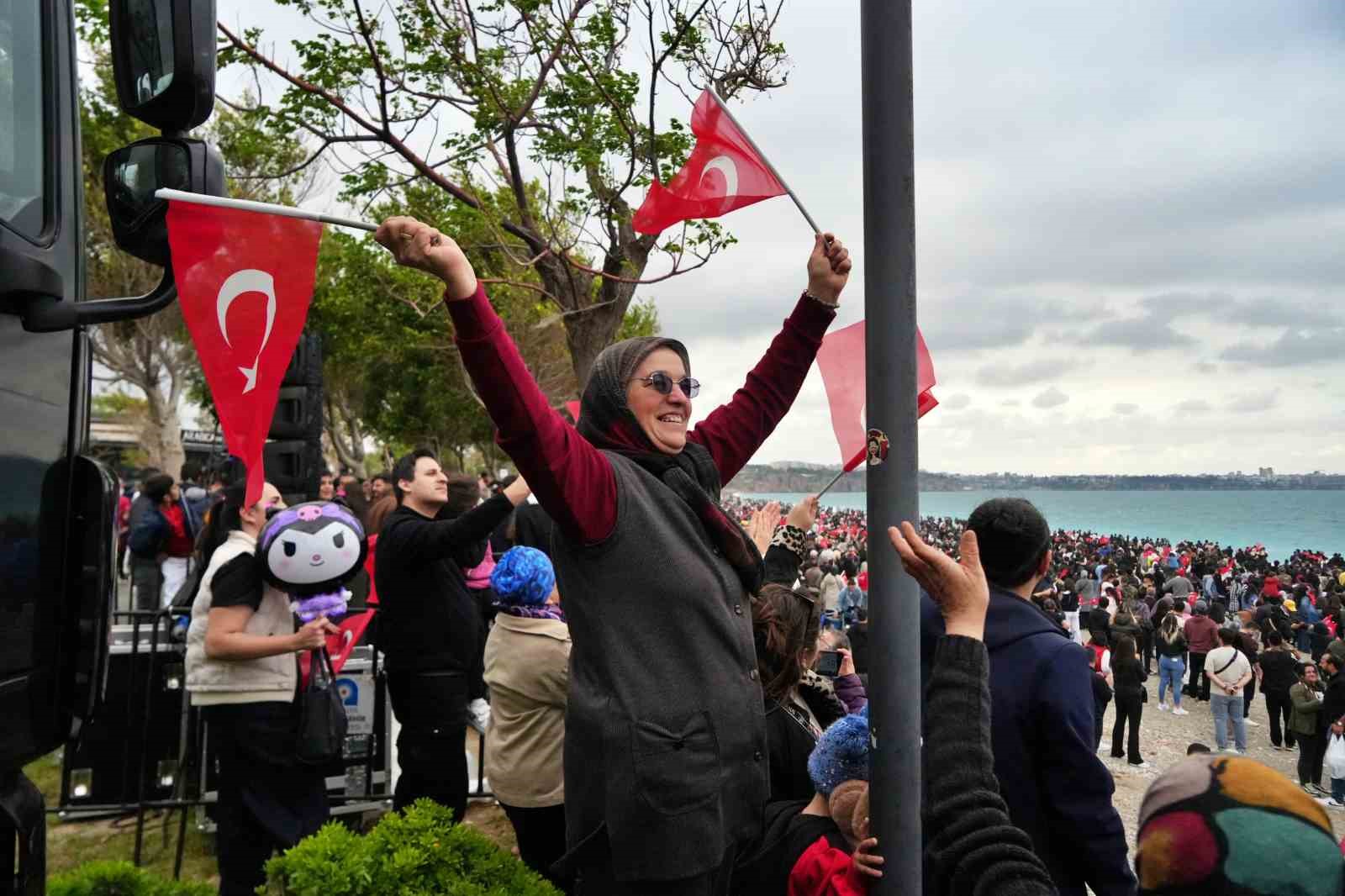 SOLOTÜRK Antalya’da nefes kesti: 23 Nisan kutlamalarında gökyüzü bayraklarla buluştu
