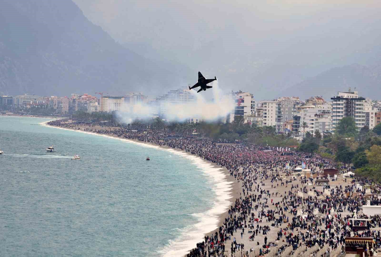 SOLOTÜRK Antalya’da nefes kesti: 23 Nisan kutlamalarında gökyüzü bayraklarla buluştu
