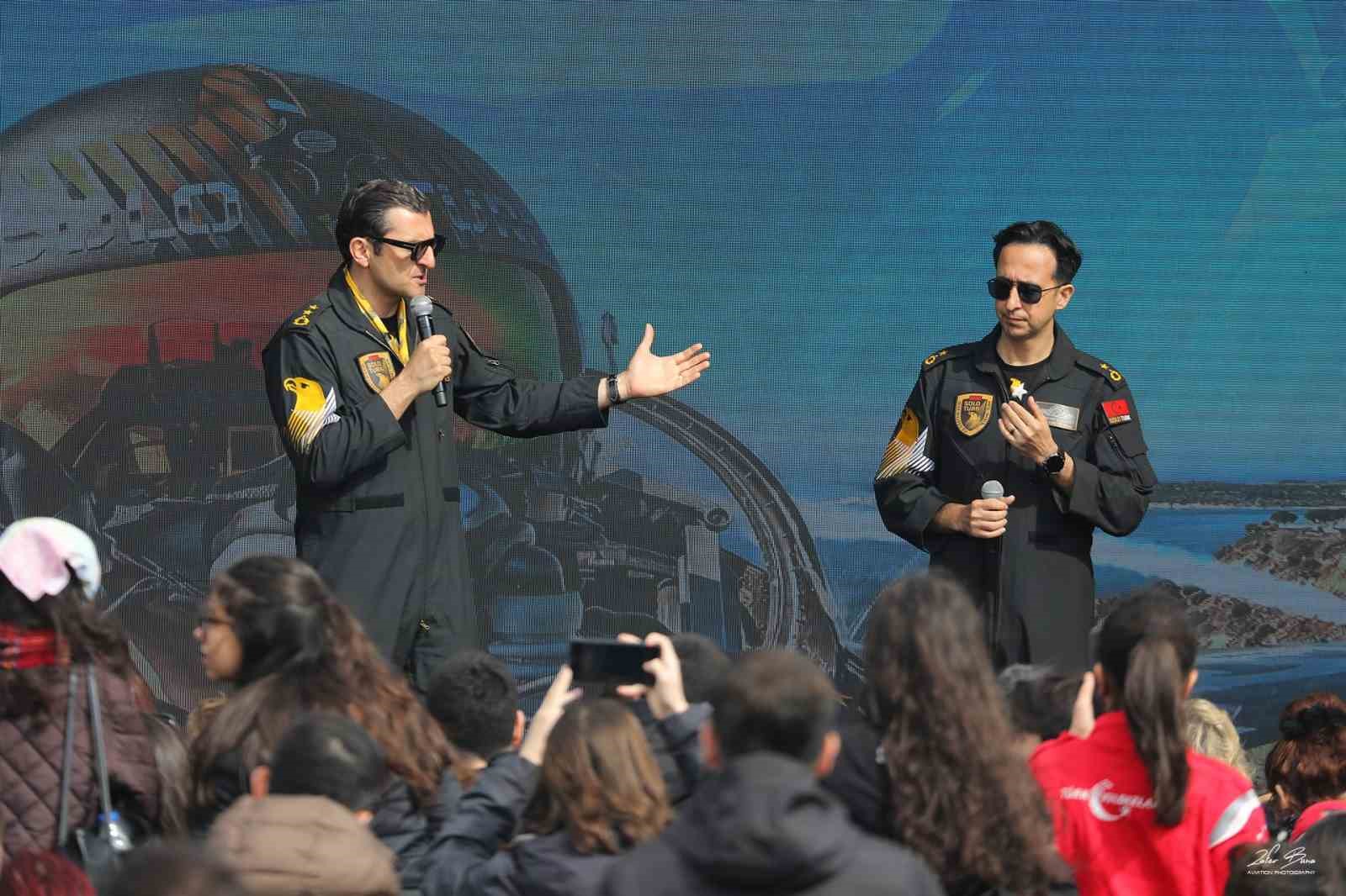 SOLOTÜRK pilotları İstanbul’da vatandaşlarla bir araya geldi
SOLOTÜRK pilotları İstanbul’da vatandaşlarla bir araya geldi