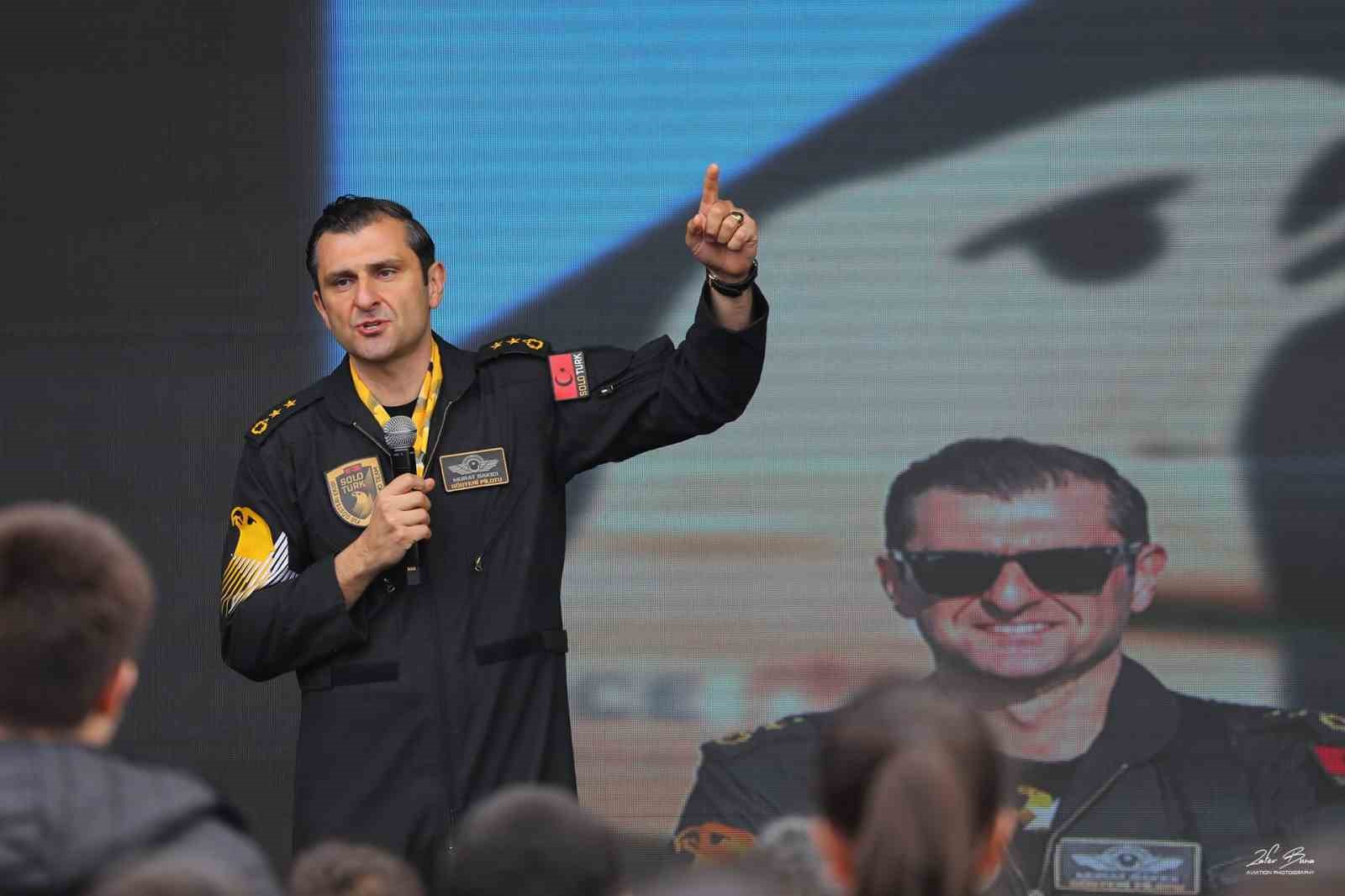 SOLOTÜRK pilotları İstanbul’da vatandaşlarla bir araya geldi
SOLOTÜRK pilotları İstanbul’da vatandaşlarla bir araya geldi