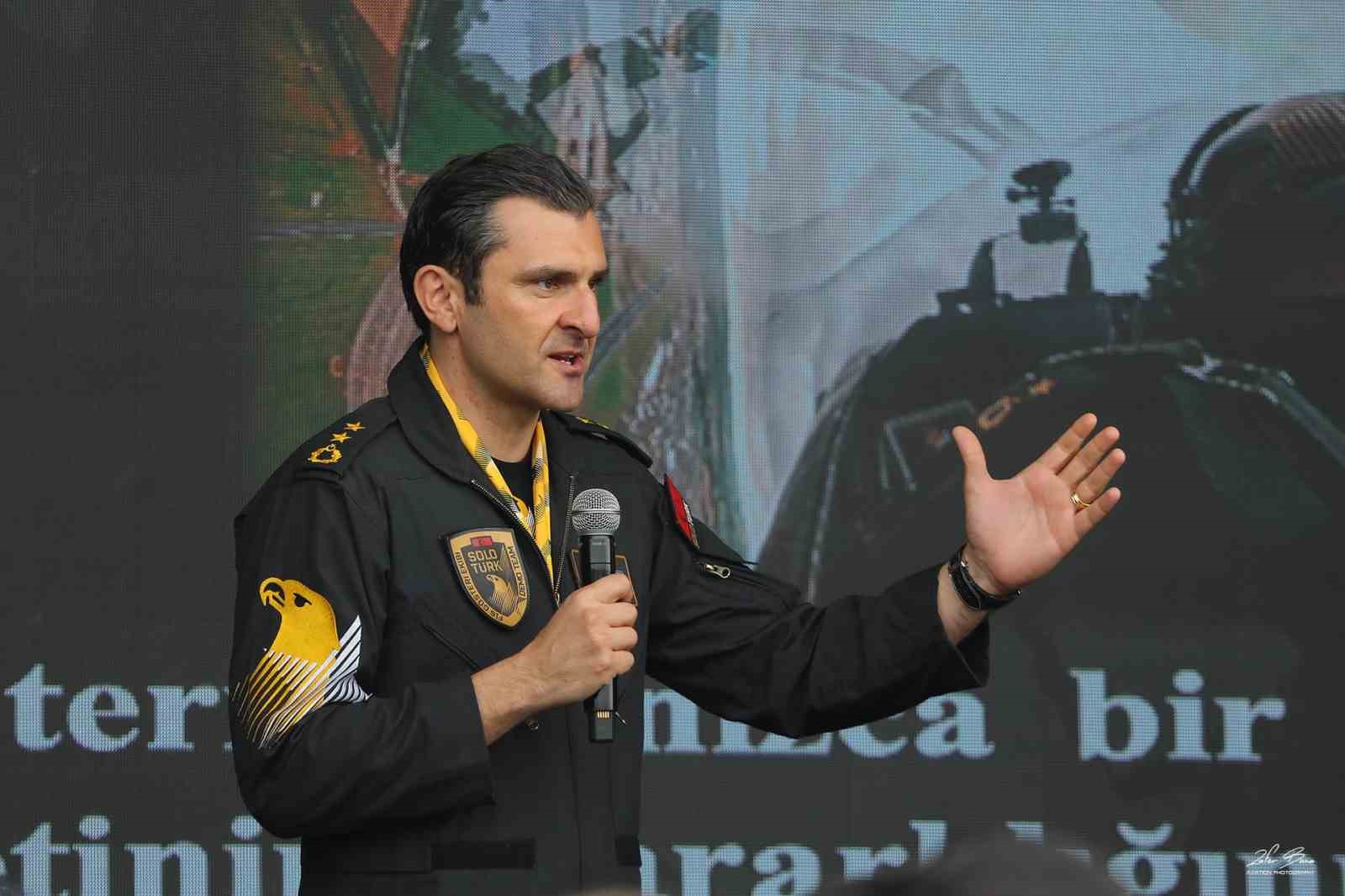 SOLOTÜRK pilotları İstanbul’da vatandaşlarla bir araya geldi
SOLOTÜRK pilotları İstanbul’da vatandaşlarla bir araya geldi