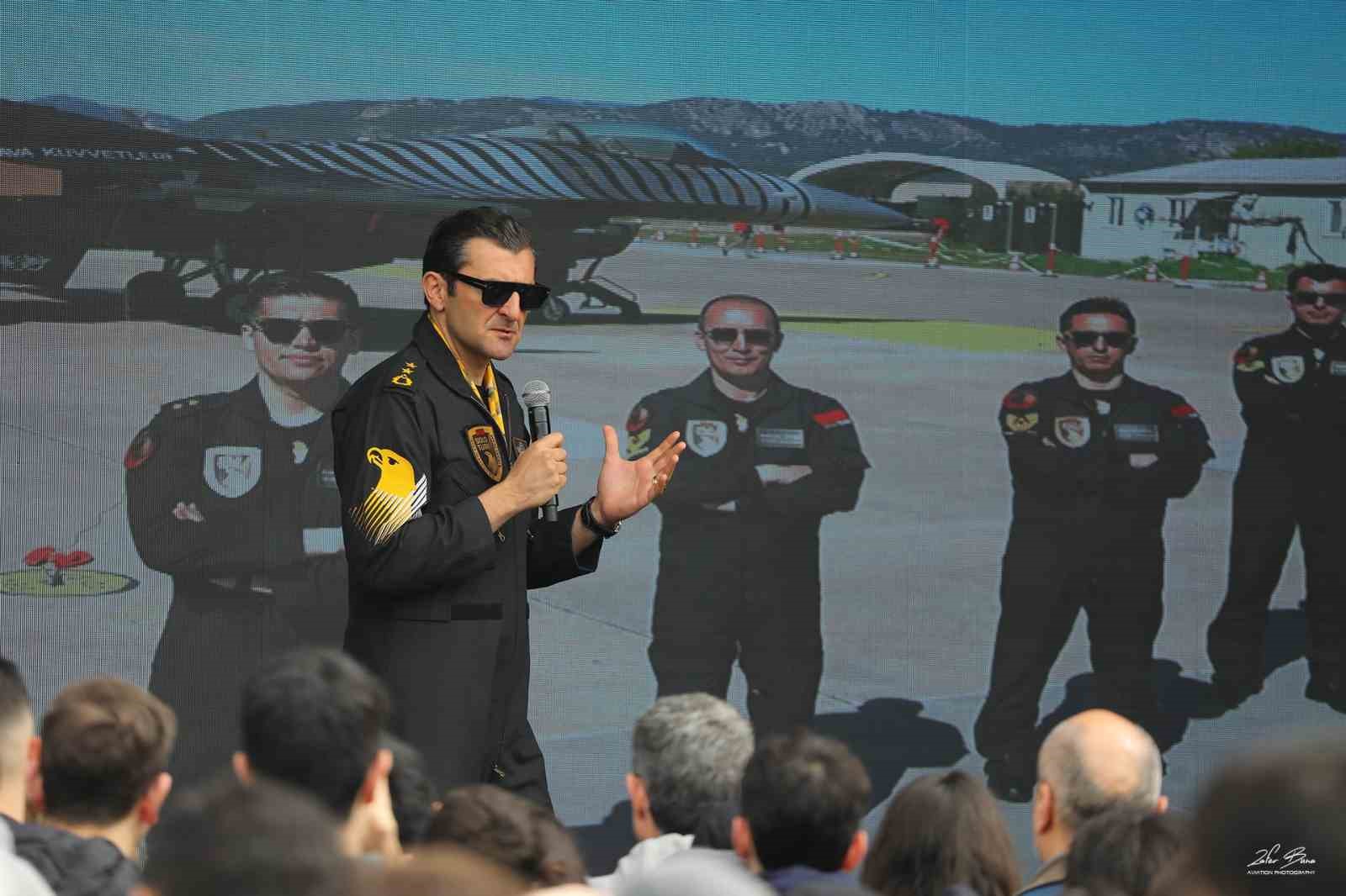 SOLOTÜRK pilotları İstanbul’da vatandaşlarla bir araya geldi
SOLOTÜRK pilotları İstanbul’da vatandaşlarla bir araya geldi