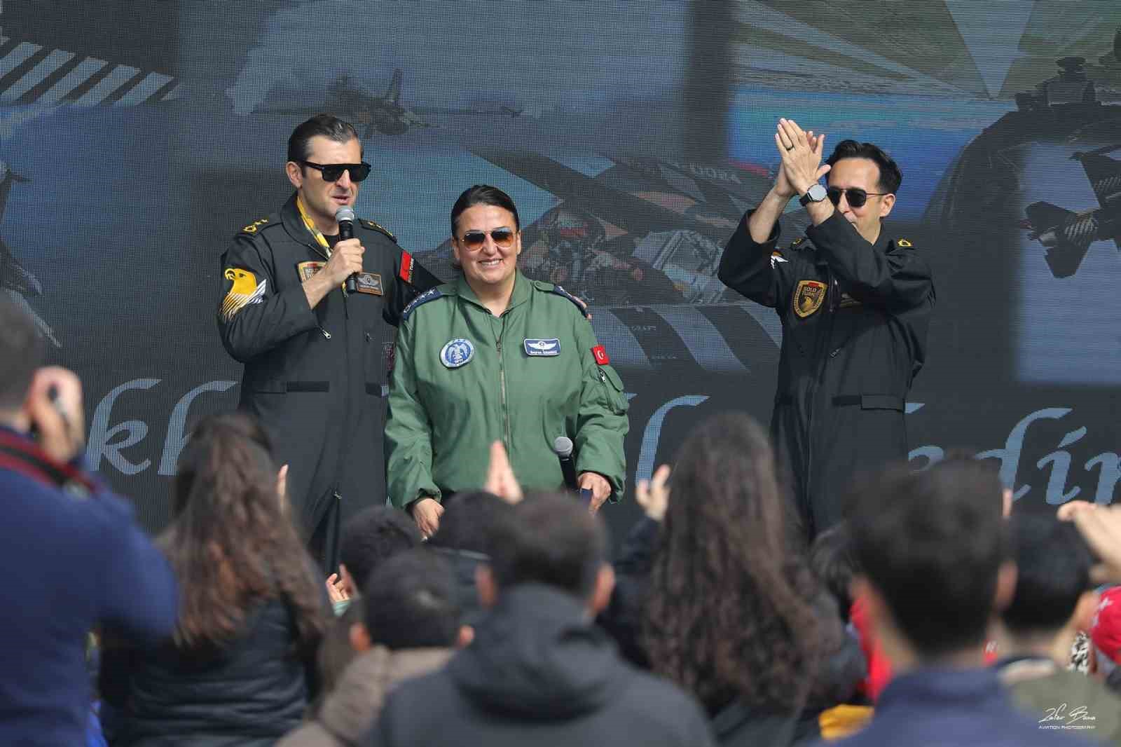 SOLOTÜRK pilotları İstanbul’da vatandaşlarla bir araya geldi
SOLOTÜRK pilotları İstanbul’da vatandaşlarla bir araya geldi