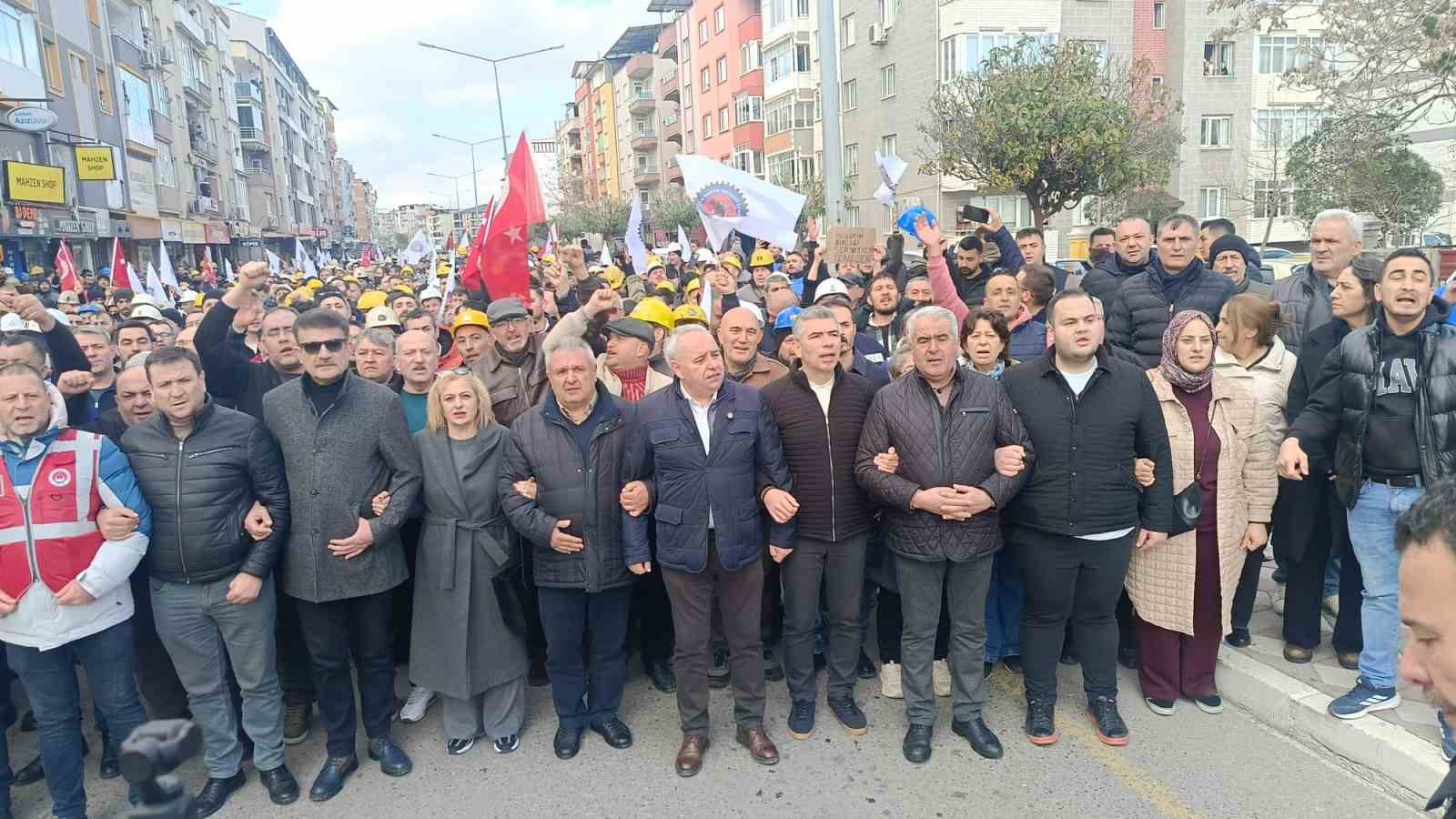 Soma’da yüzlerce maden işçisi şehir merkezine yürüdü
