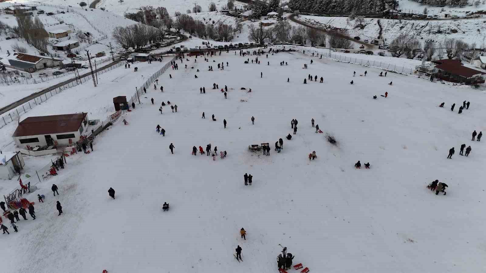 Sömestir tatilinde ailelerin adresi Elmadağ Kayak Merkezi oldu
