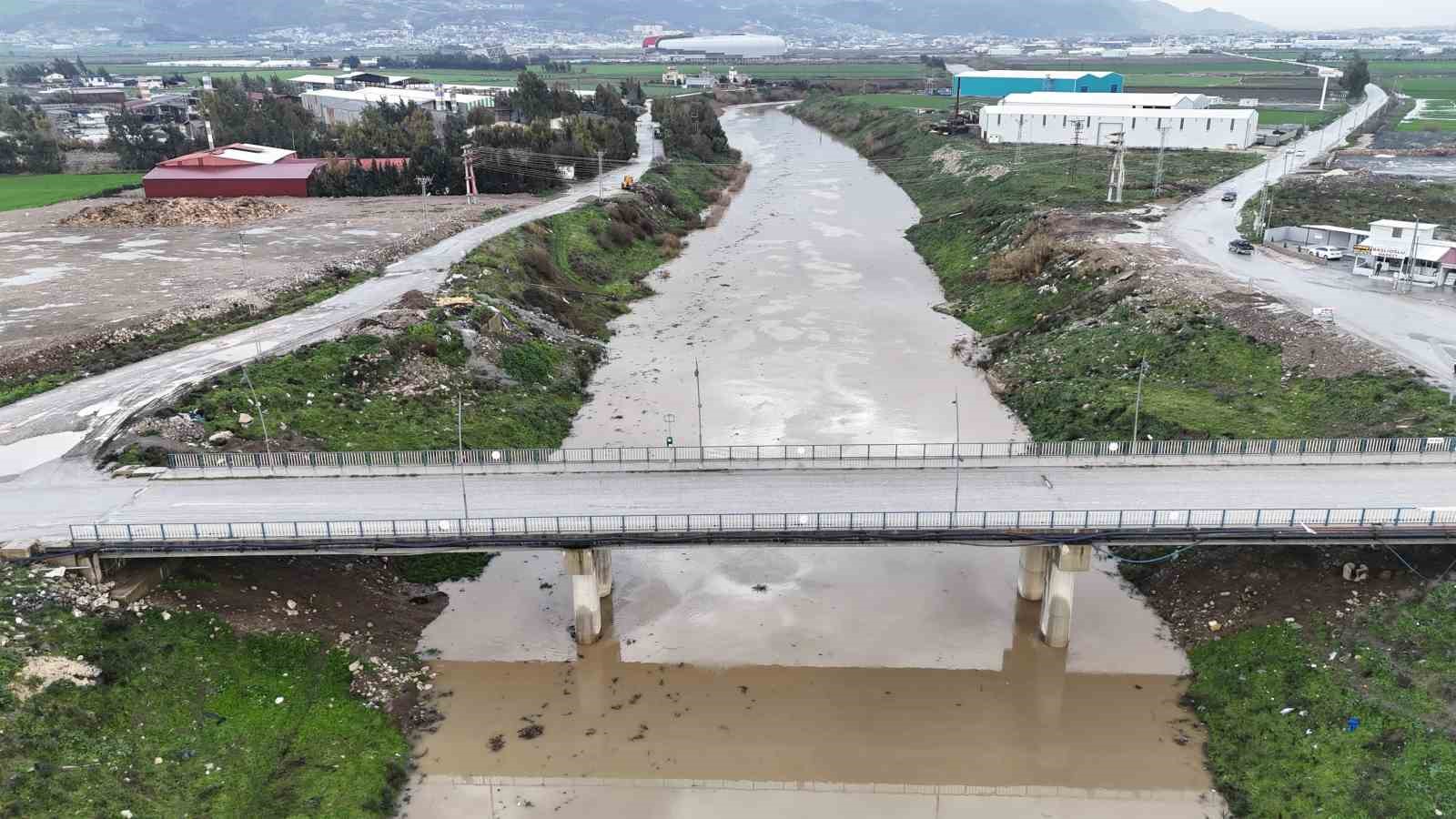 Son 65 yılın en kurak yılıyla yok olma noktasına gelen Asi Nehri’nde yağışlarla birlikte debi yükseldi
