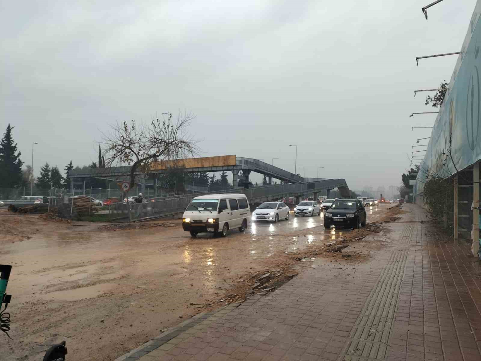 Son anda fark ettiği dev dalgaların arasında kalmaktan merdivene tutunarak kurtuldu
