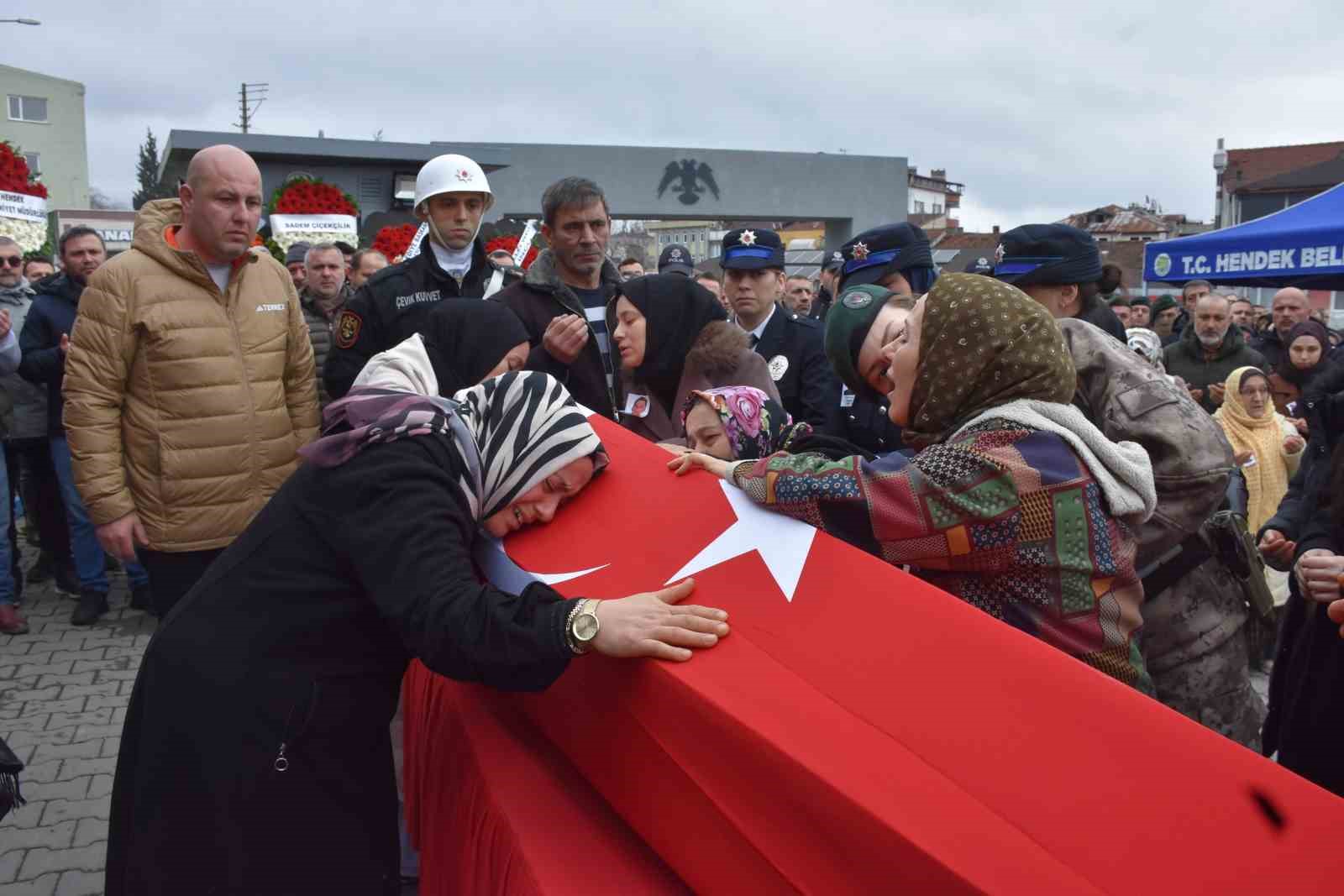 Son veda yürek yaktı: Küçük kız babasını tebessümle uğurladı
