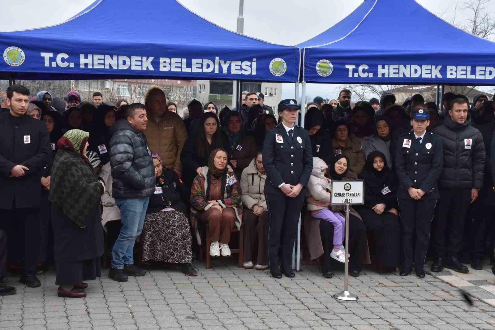 Son veda yürek yaktı: Küçük kız babasını tebessümle uğurladı
