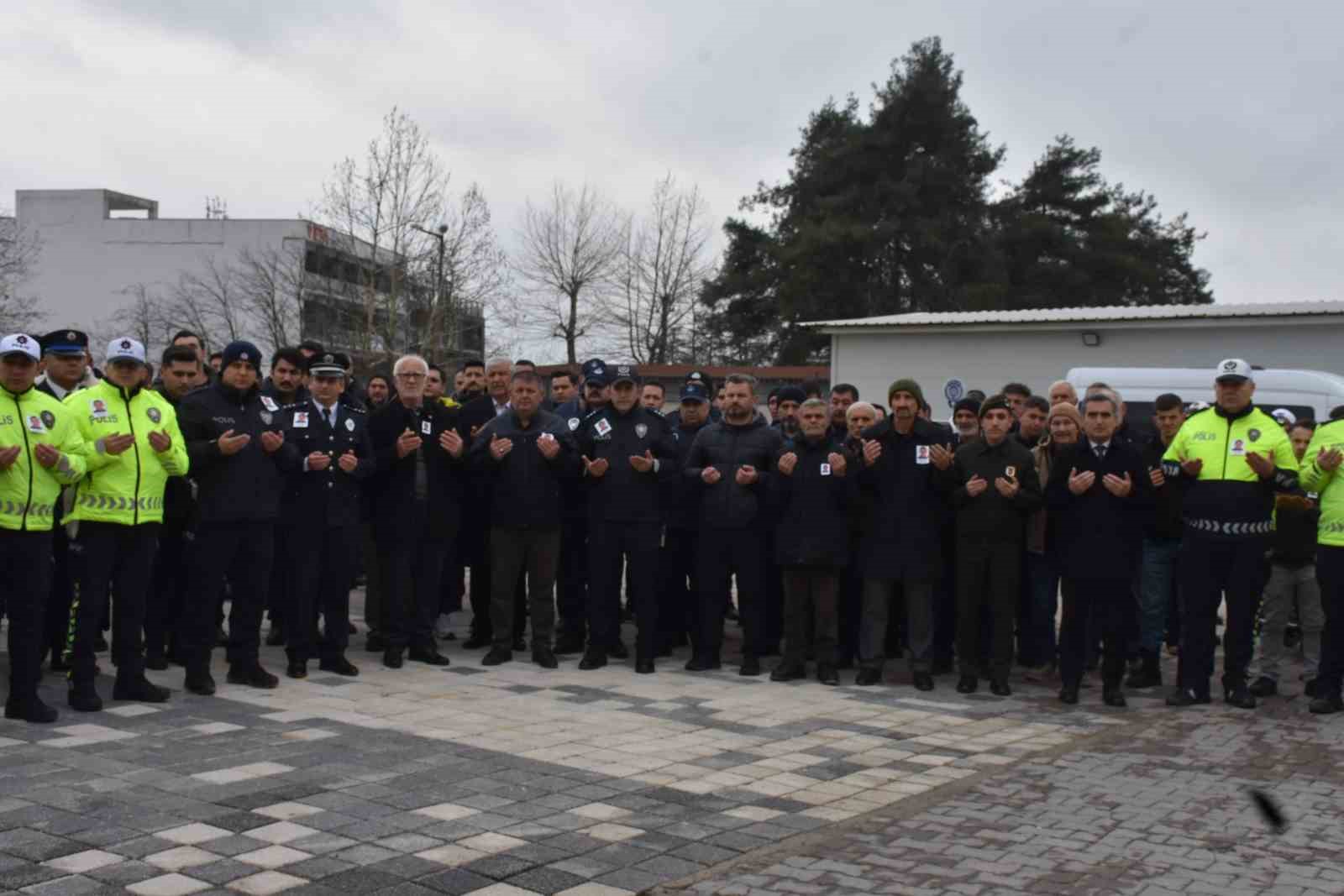 Son veda yürek yaktı: Küçük kız babasını tebessümle uğurladı

